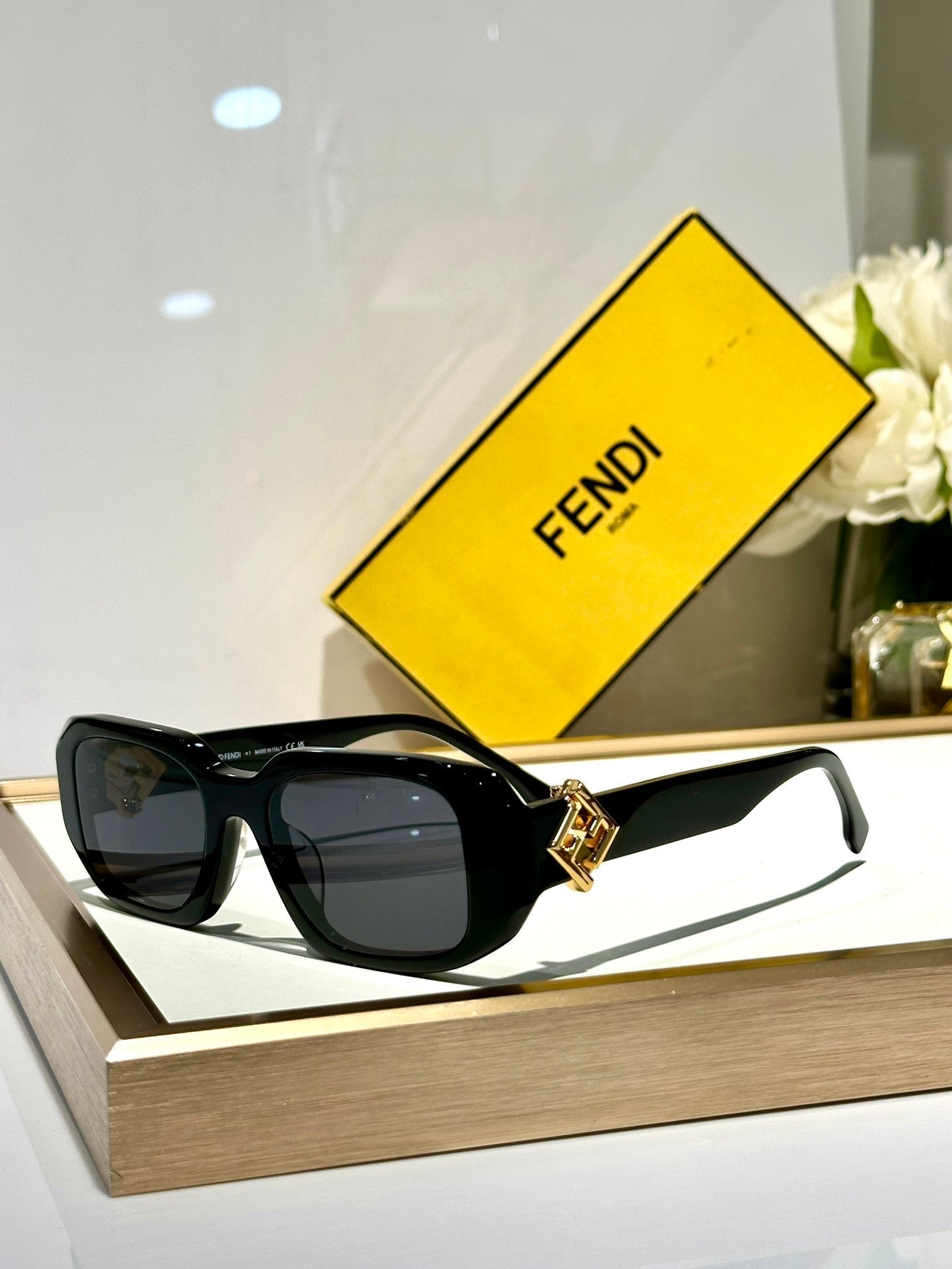 ROMA RECTANGULAR FRAME SUNGLASSES FE40151U IN ACETATE - Brown