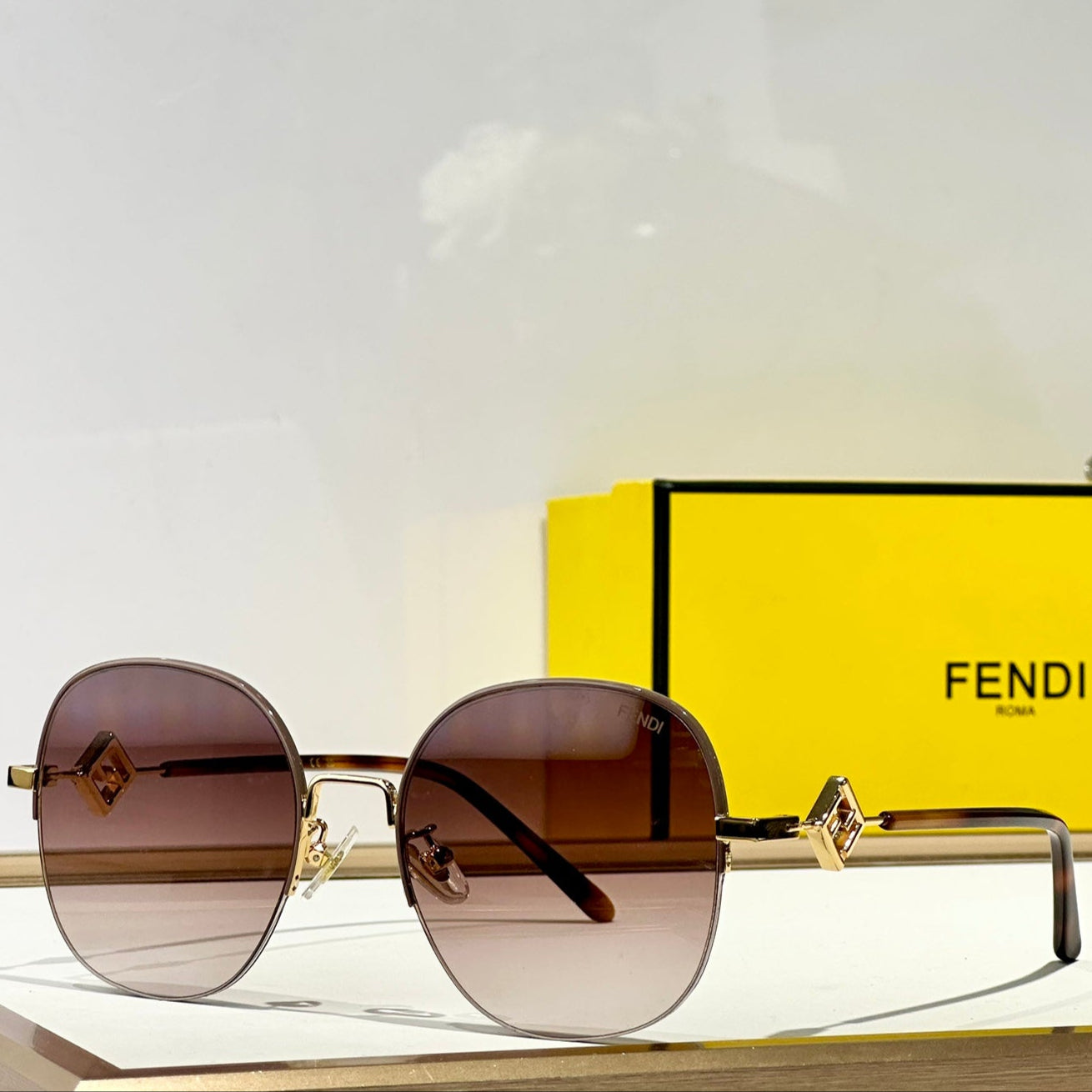 TRAVEL ROUND FRAME SUNGLASSES FD8136 IN METAL - Blue yellow