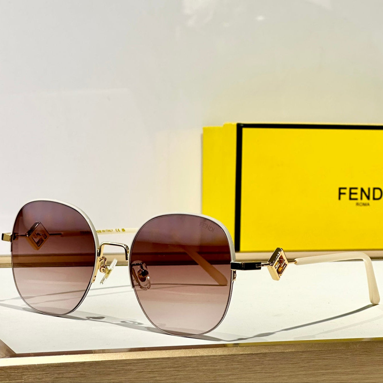 TRAVEL ROUND FRAME SUNGLASSES FD8136 IN METAL - Blue yellow