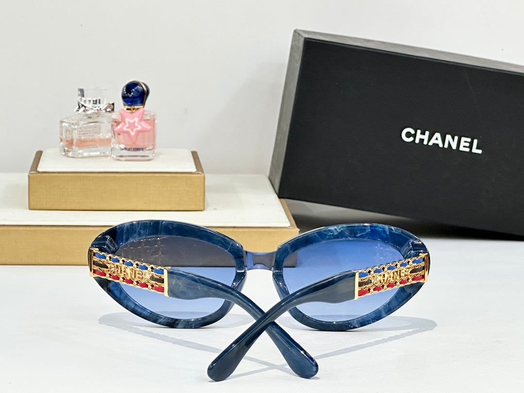 CAT EYE SUNGLASSES CH5537Q IN ACETATE CHAIN METAL - Black/Grey Smoke
