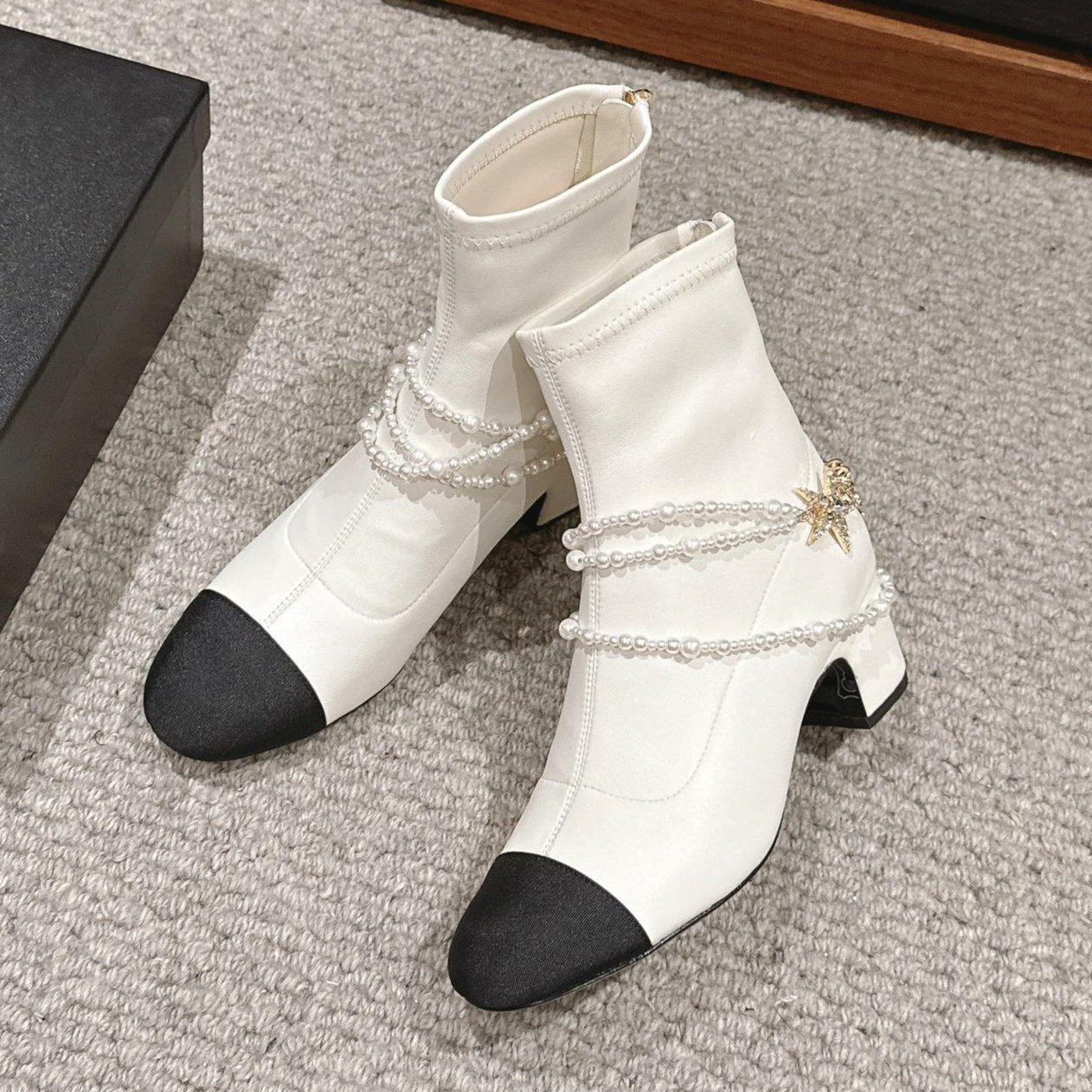 CC LOW CUT BOOTS IN WHITE STRETCH LAMBSKIN AND GROSGRAIN WITH PEARL CHAIN - 35