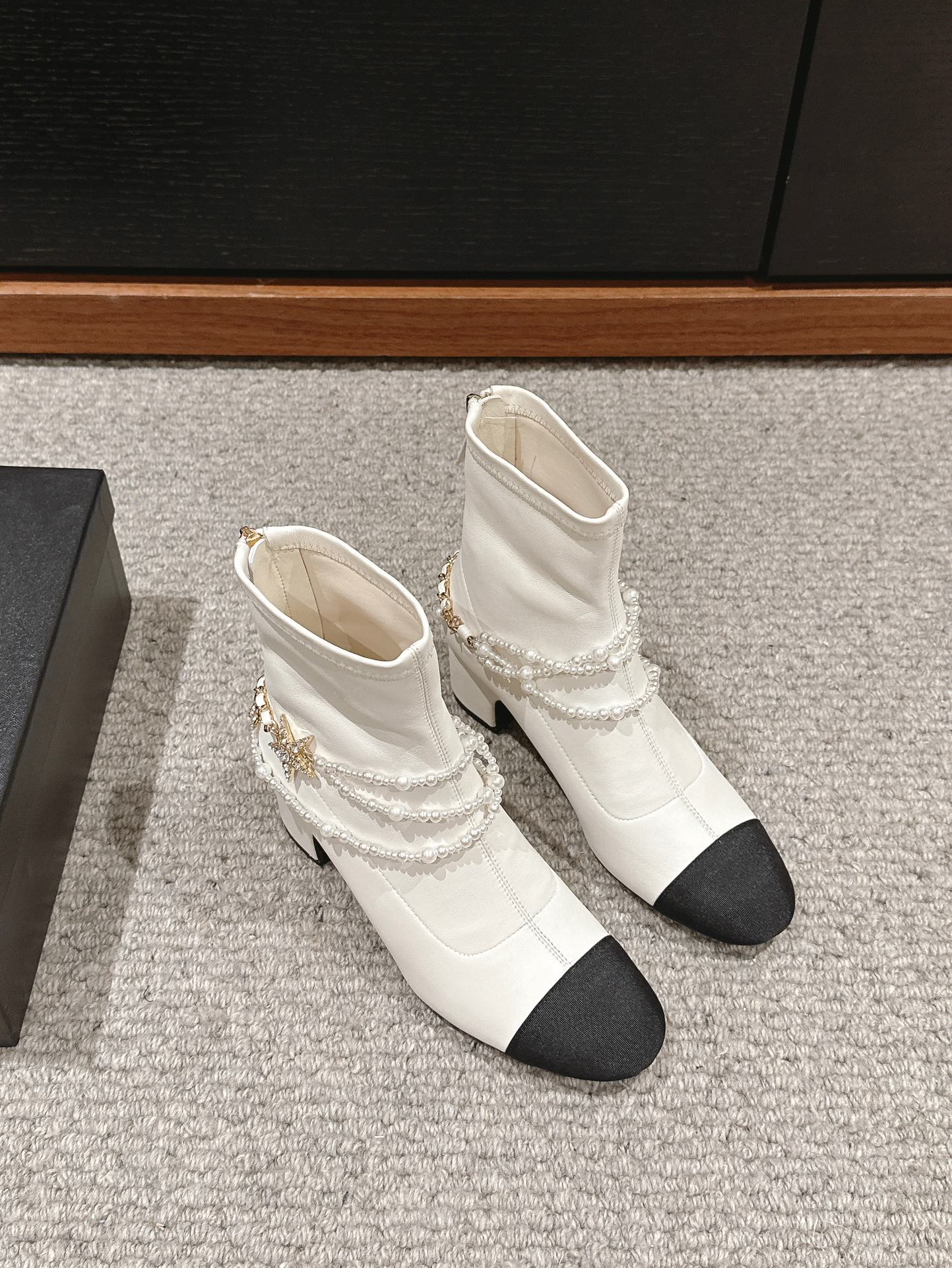 CC LOW CUT BOOTS IN WHITE STRETCH LAMBSKIN AND GROSGRAIN WITH PEARL CHAIN - 35