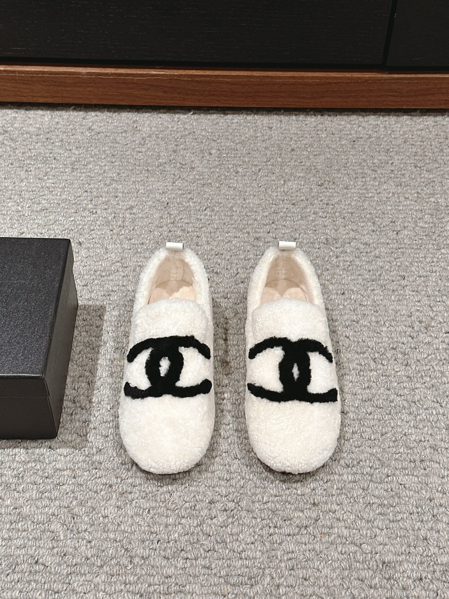 CC LOAFERS IN WHITE FLEECE WITH BLACK LOGO - 34