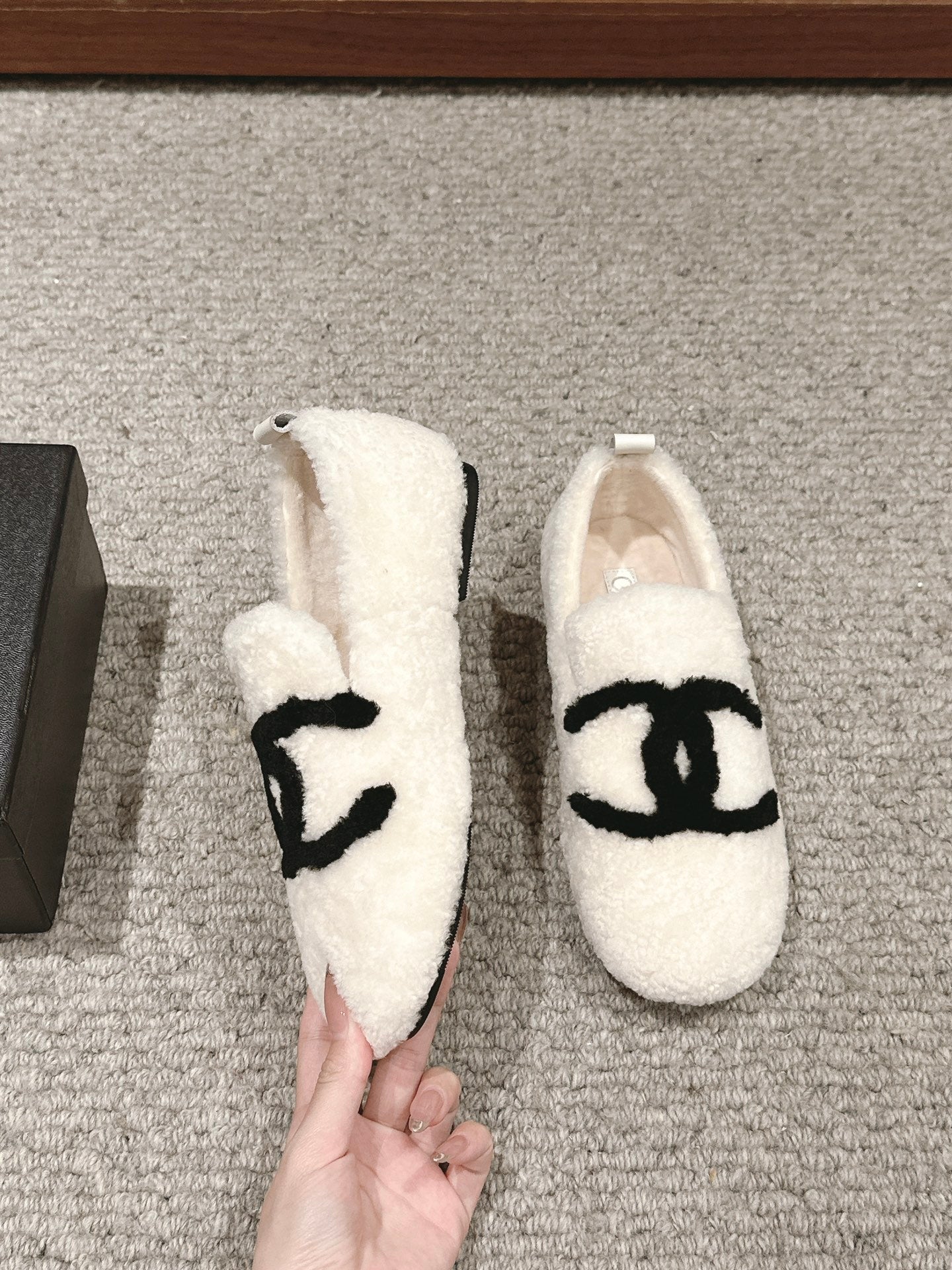 CC LOAFERS IN WHITE FLEECE WITH BLACK LOGO - 34