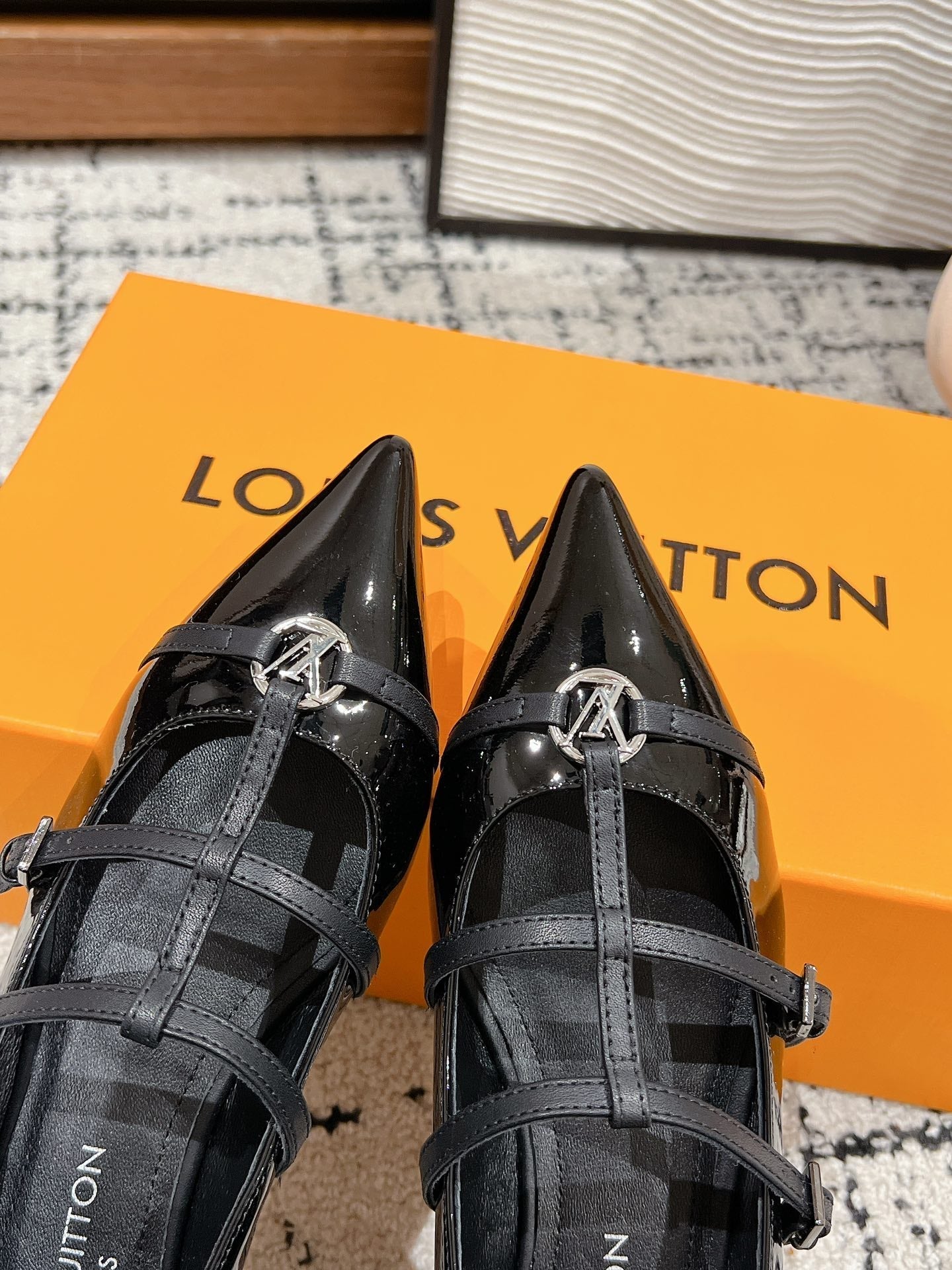 POINTED FLAT SHOES IN BLACK CALFSKIN - 35