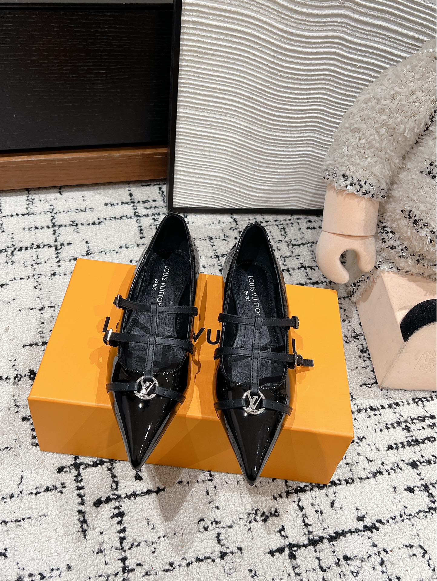 POINTED FLAT SHOES IN BLACK CALFSKIN - 35