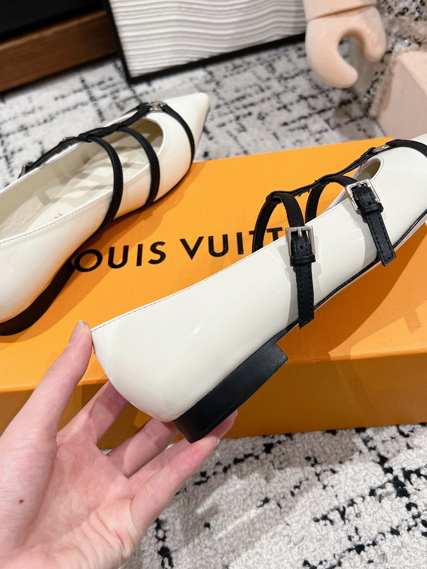 POINTED FLAT SHOES IN WHITE MIX BLACK CALFSKIN - 35