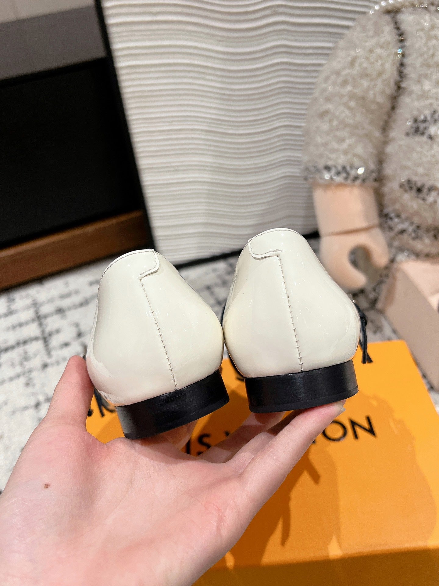 POINTED FLAT SHOES IN WHITE MIX BLACK CALFSKIN - 35