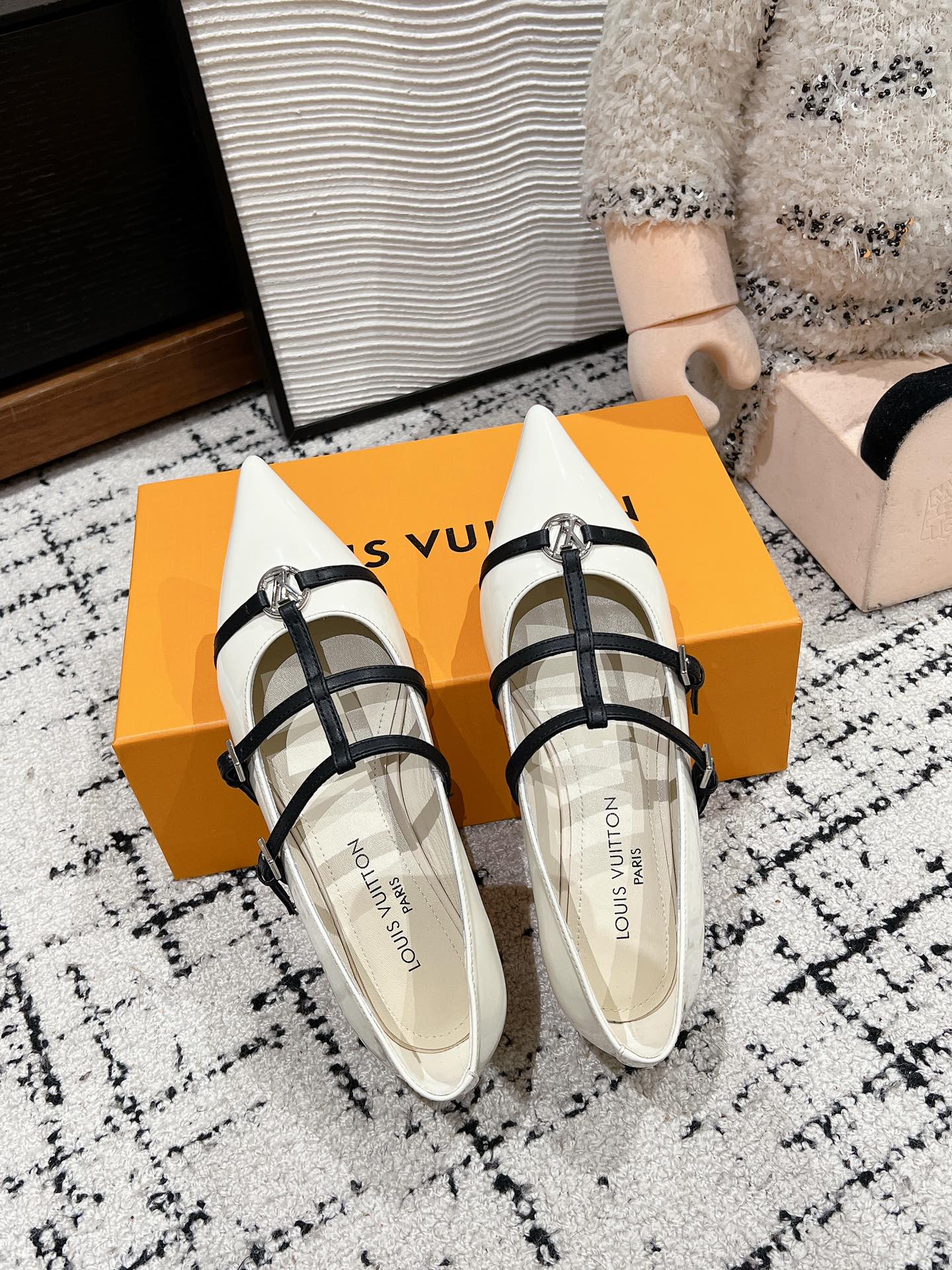 POINTED FLAT SHOES IN WHITE MIX BLACK CALFSKIN - 35