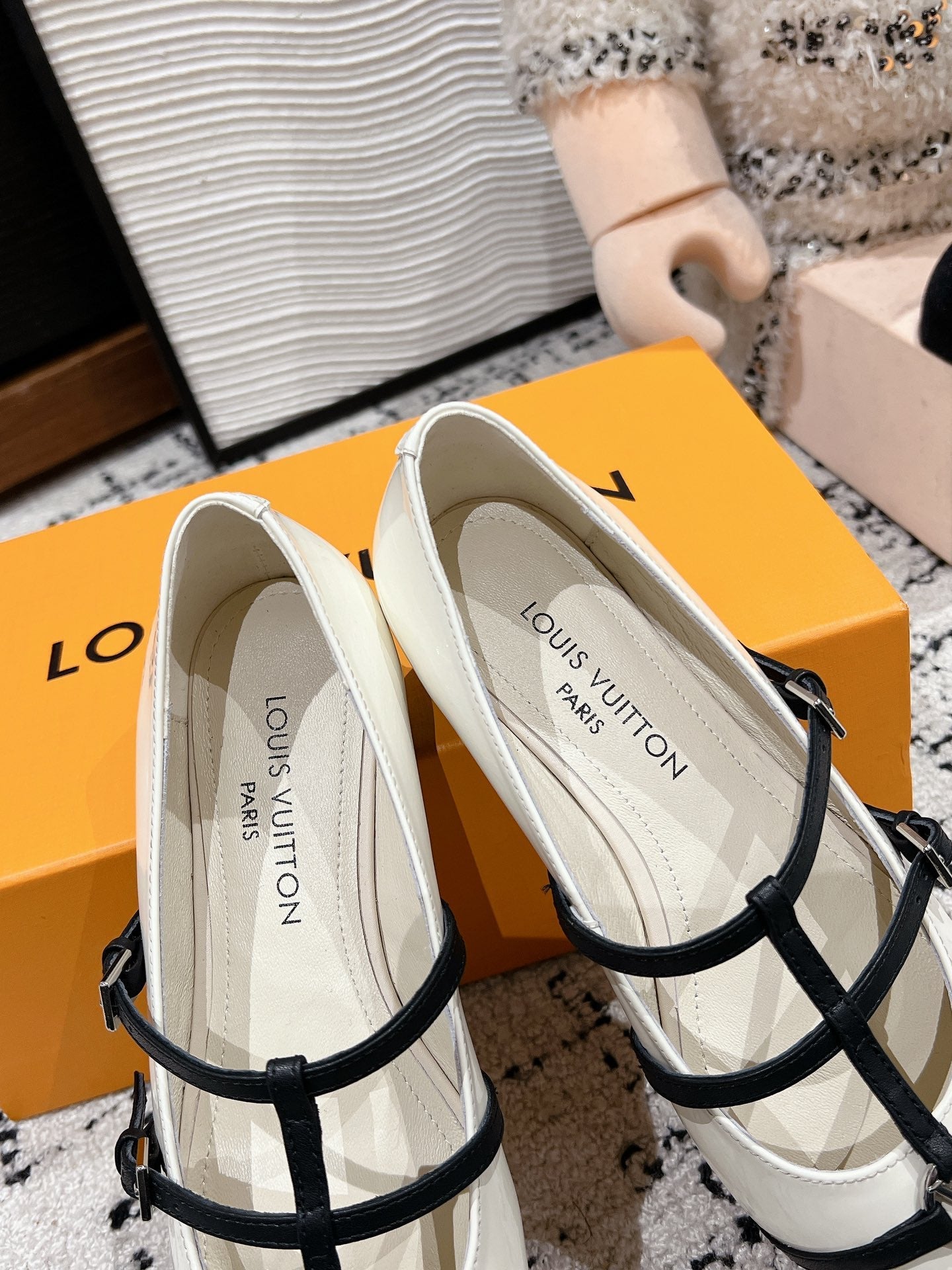 POINTED FLAT SHOES IN WHITE MIX BLACK CALFSKIN - 35