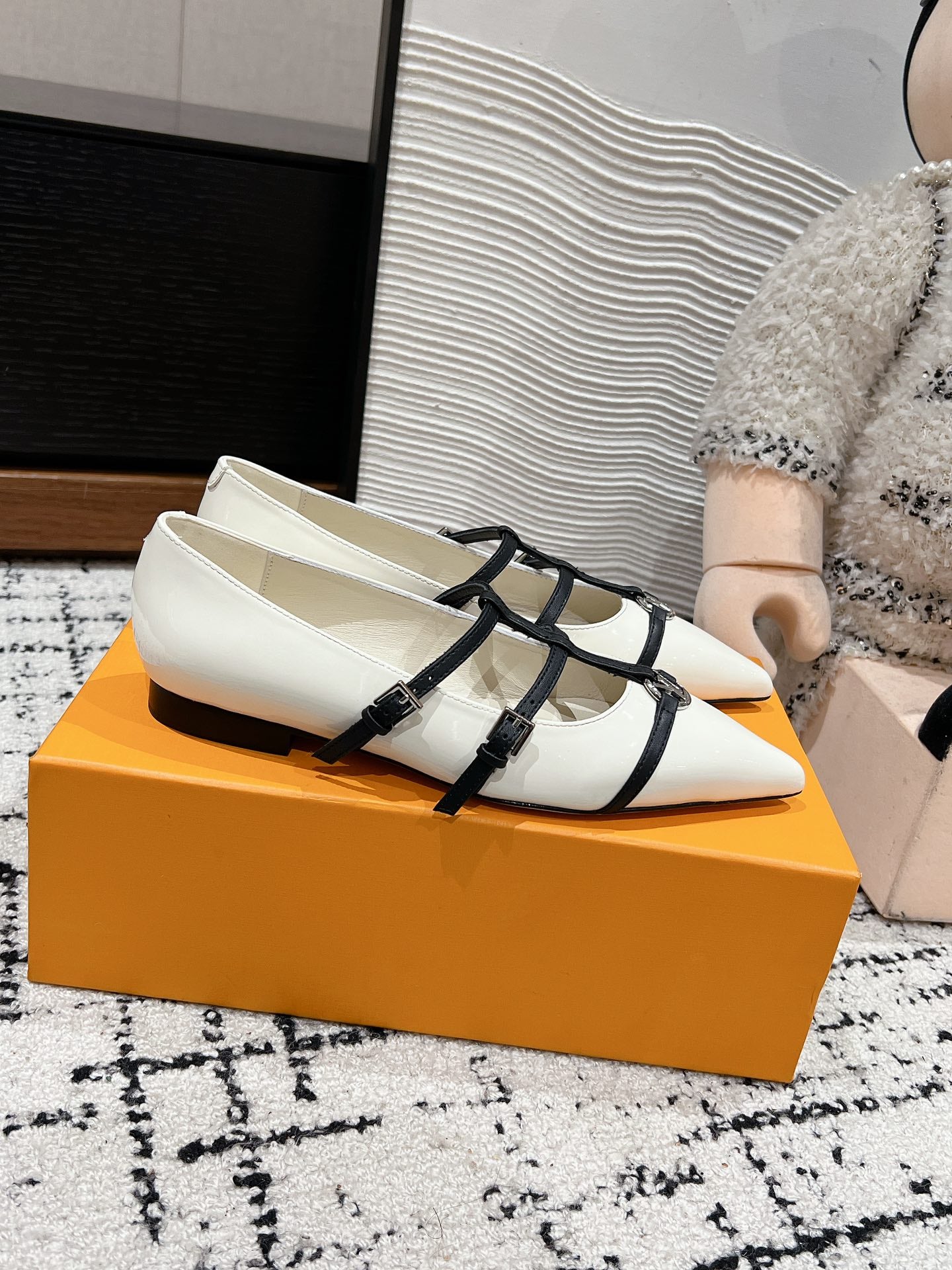 POINTED FLAT SHOES IN WHITE MIX BLACK CALFSKIN - 35