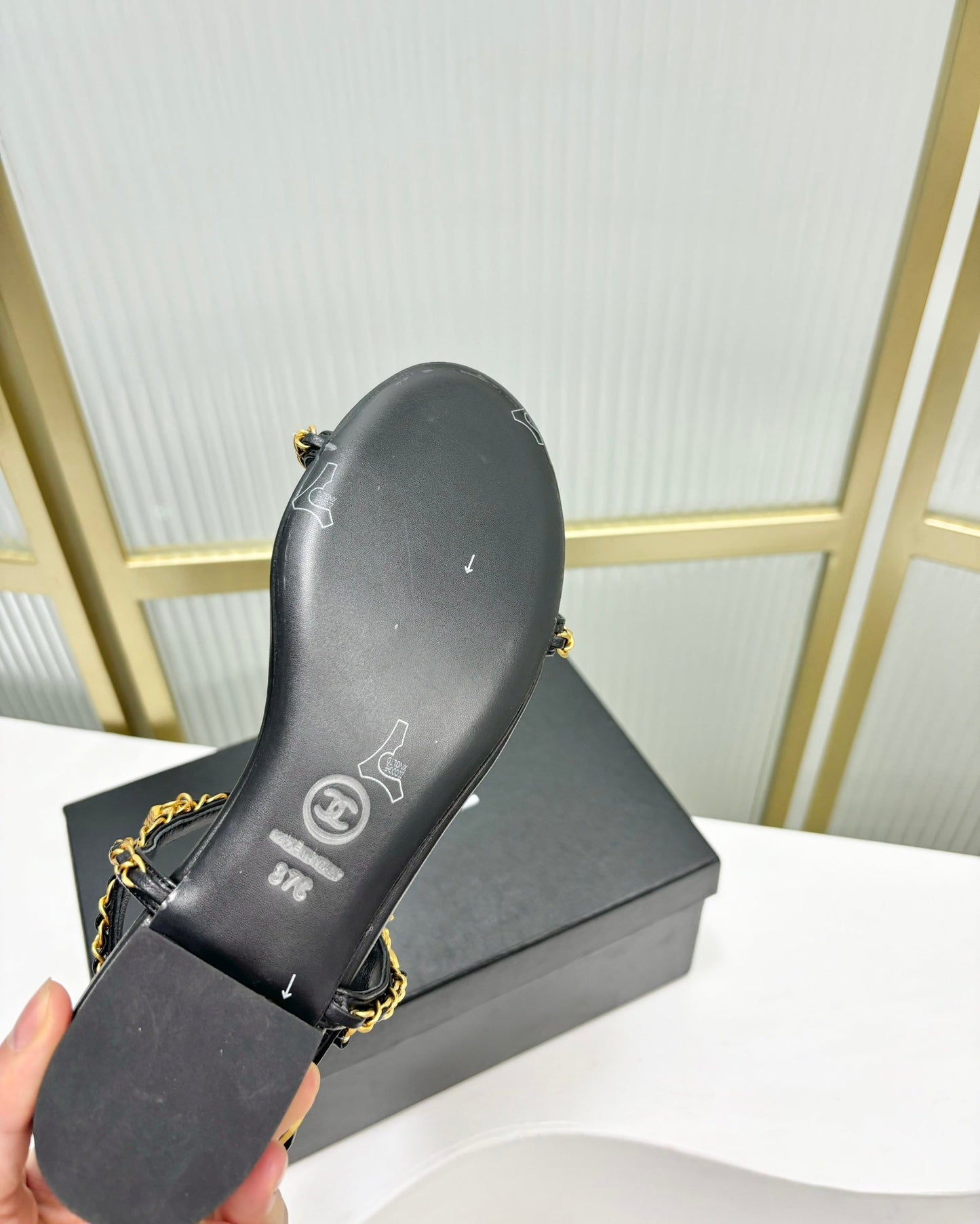 SANDALS PEARL CHAIN IN BLACK COWHIDE - 35
