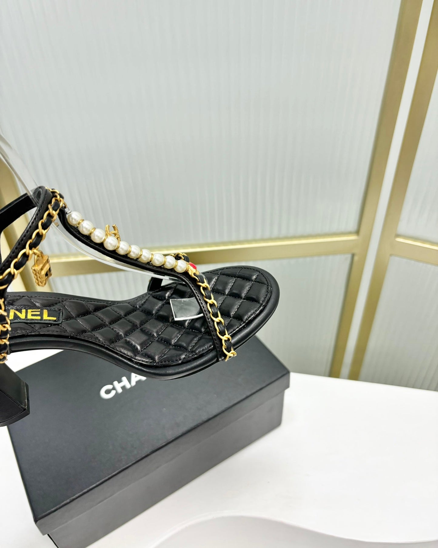 HIGH HEELS PEARL CHAIN IN BLACK COWHIDE - 35