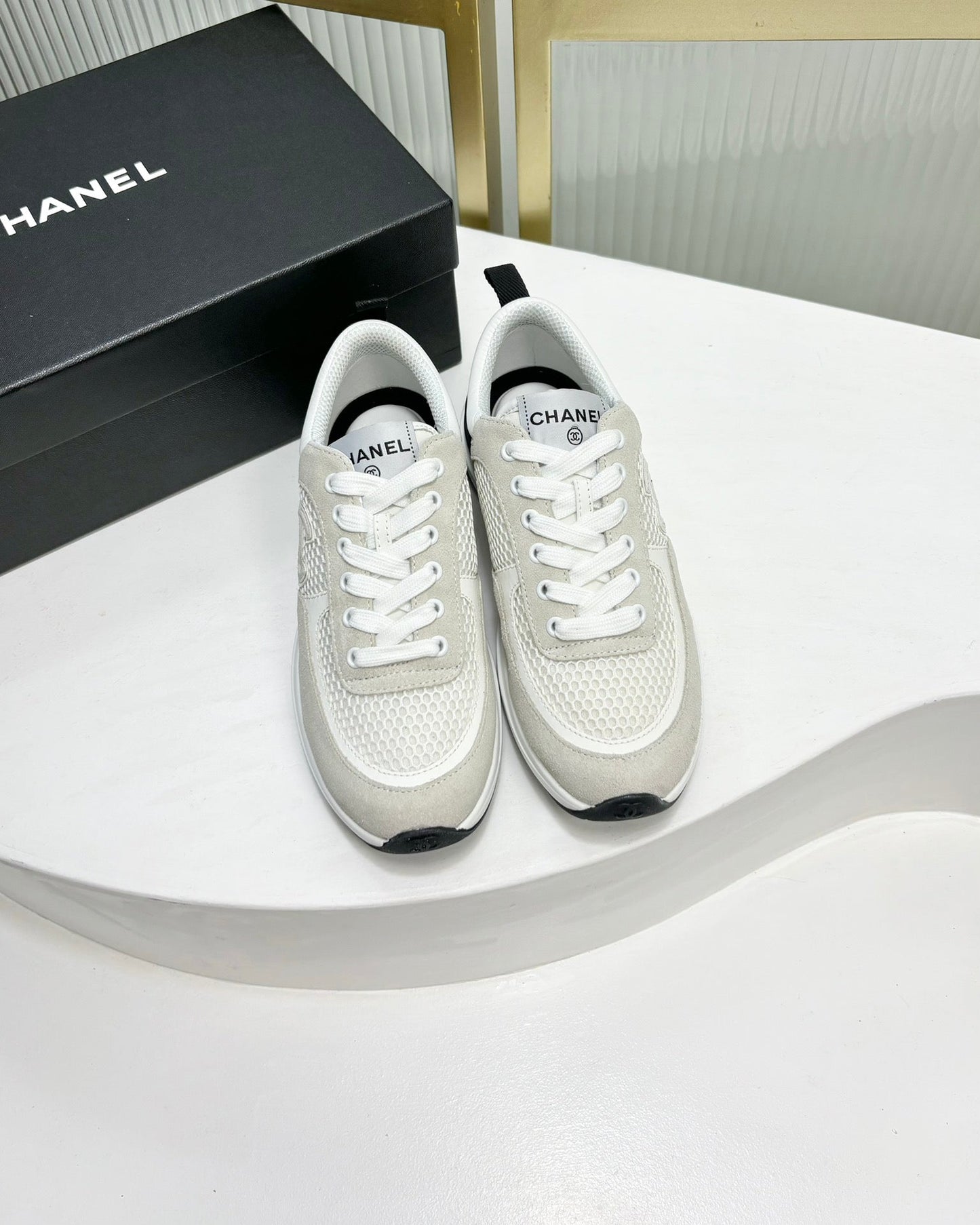SNEAKER IN GREY SUEDE AND WHITE BREATHABLE MESH - 35