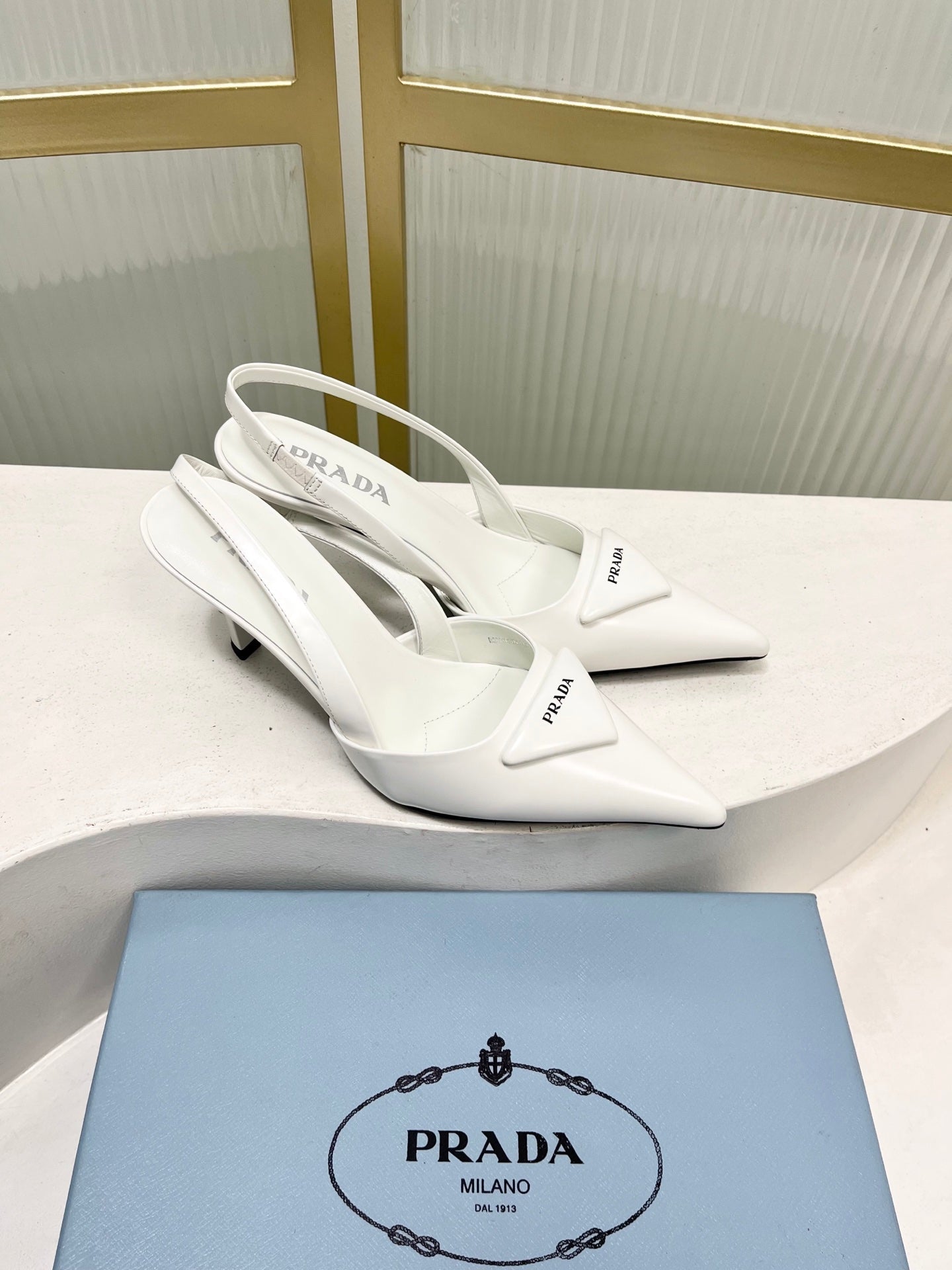 БОСОНІЖКИ PRADA 26S НА ВИСОКИХ ПІДБОРАХ-СЛІНГБЕКАХ 75 ММ З БІЛОЇ ТЕЛЯЧОЇ ШКІРИ З ЛОГОТИПОМ