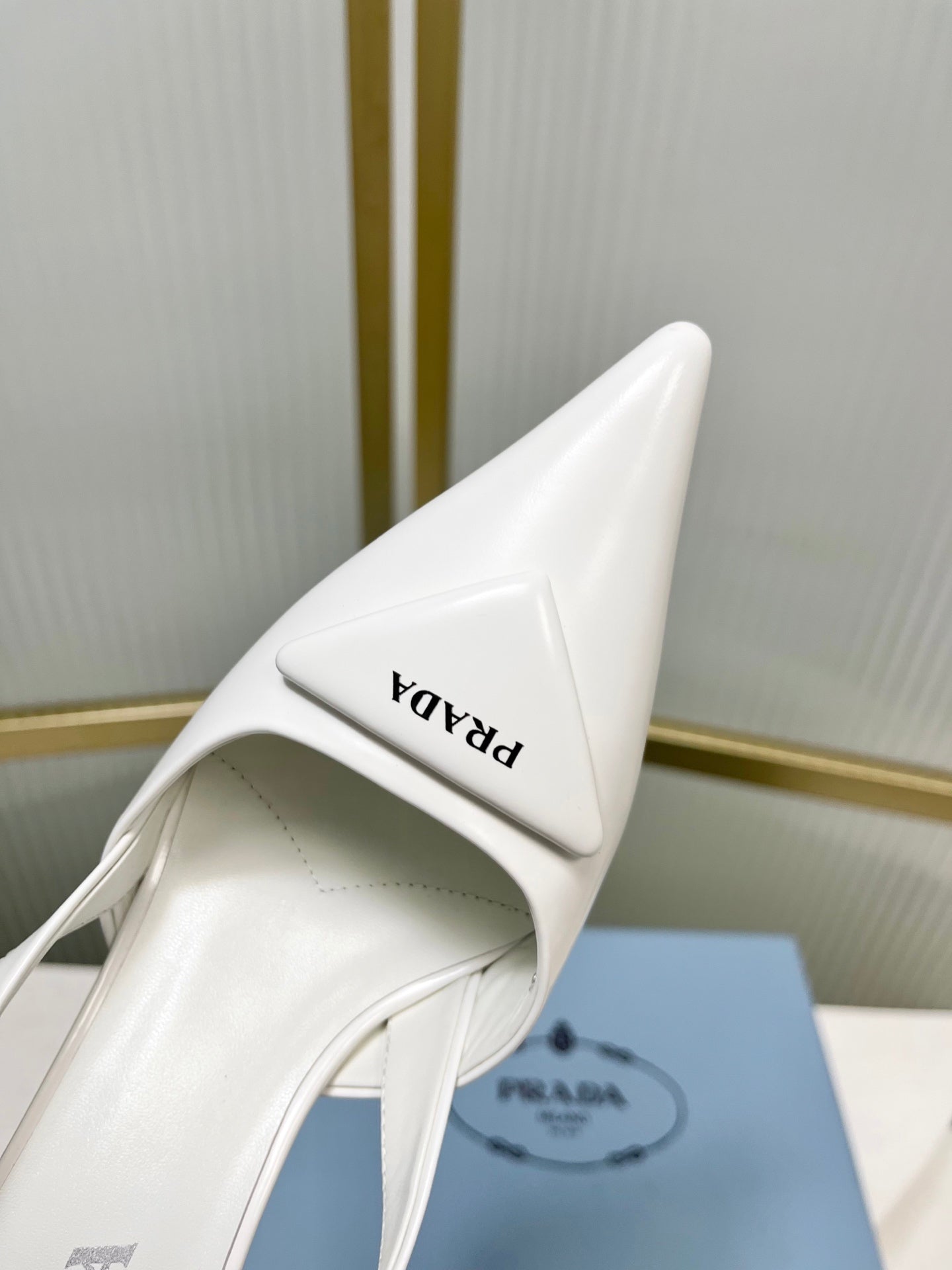 БОСОНІЖКИ PRADA 26S НА ВИСОКИХ ПІДБОРАХ-СЛІНГБЕКАХ 75 ММ З БІЛОЇ ТЕЛЯЧОЇ ШКІРИ З ЛОГОТИПОМ