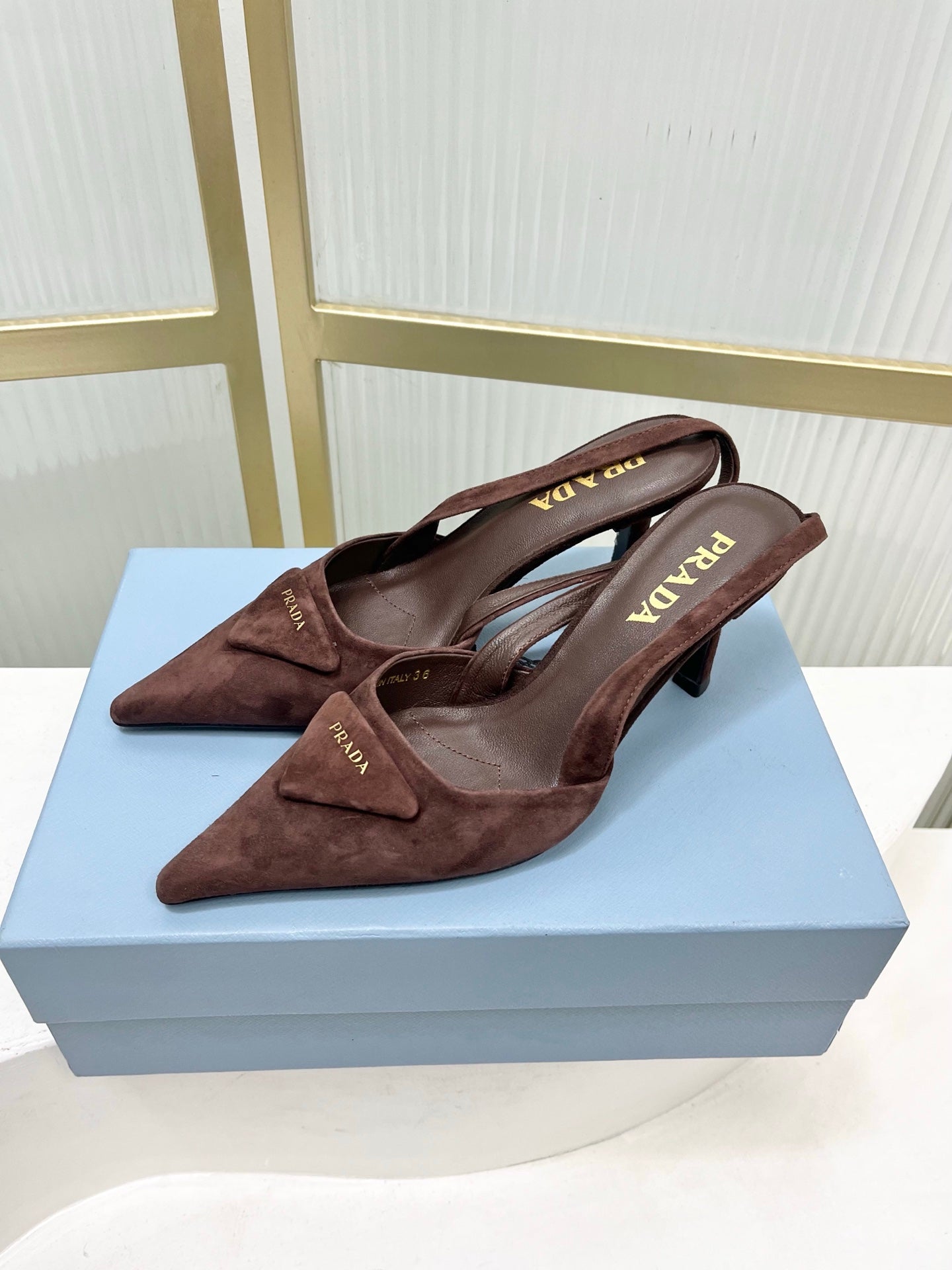 БОСОНІЖКИ PRADA 26S СЛІНГБЕК НА ПІДБОРАХ 75 ММ З ТЕМНО-КОРИЧНЕВОЇ ЗАМШІ З ЛОГОТИПОМ