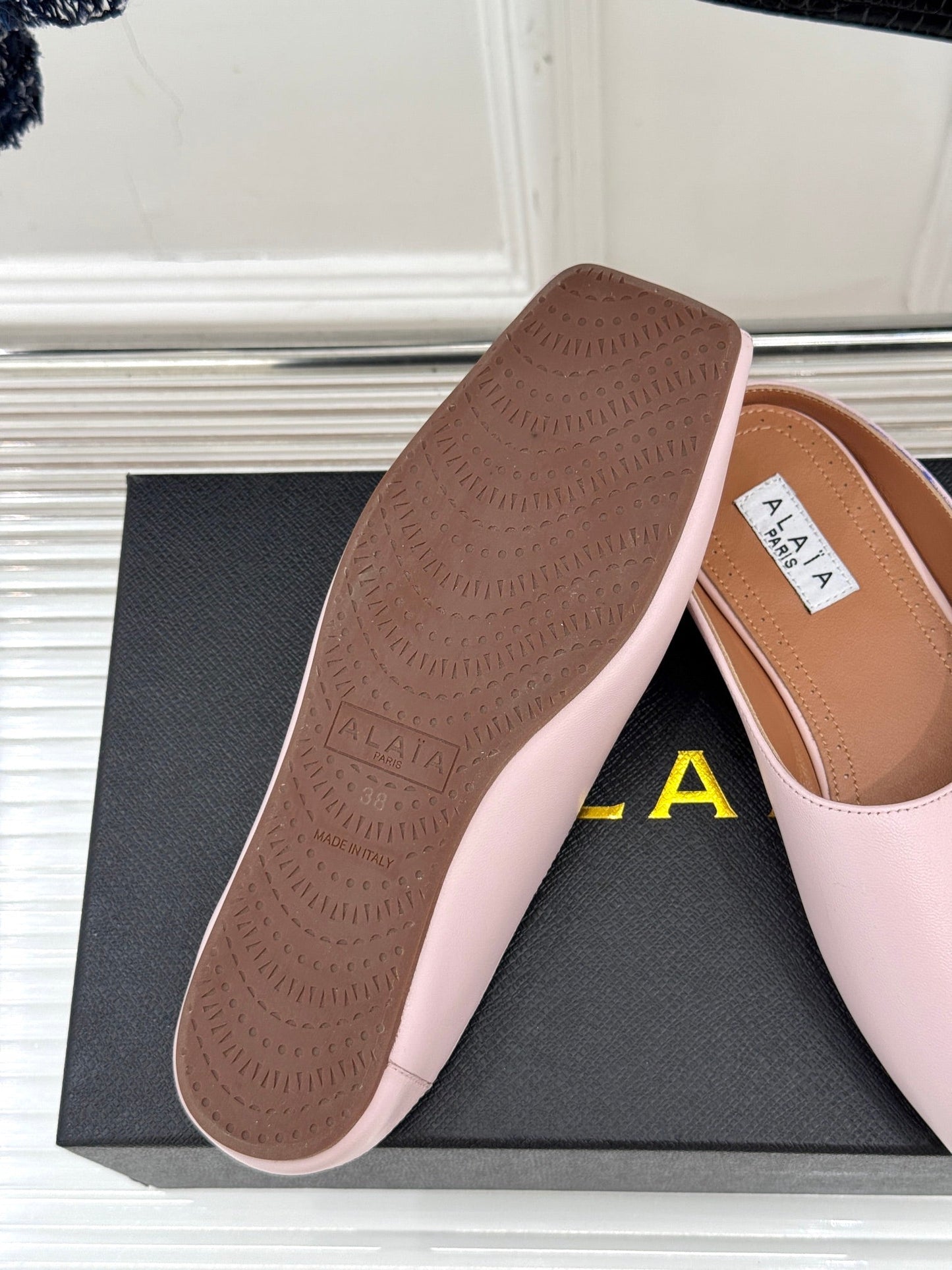 ALAIA FLAT MULE IN LIGHT PINK LAMBSKIN - 35