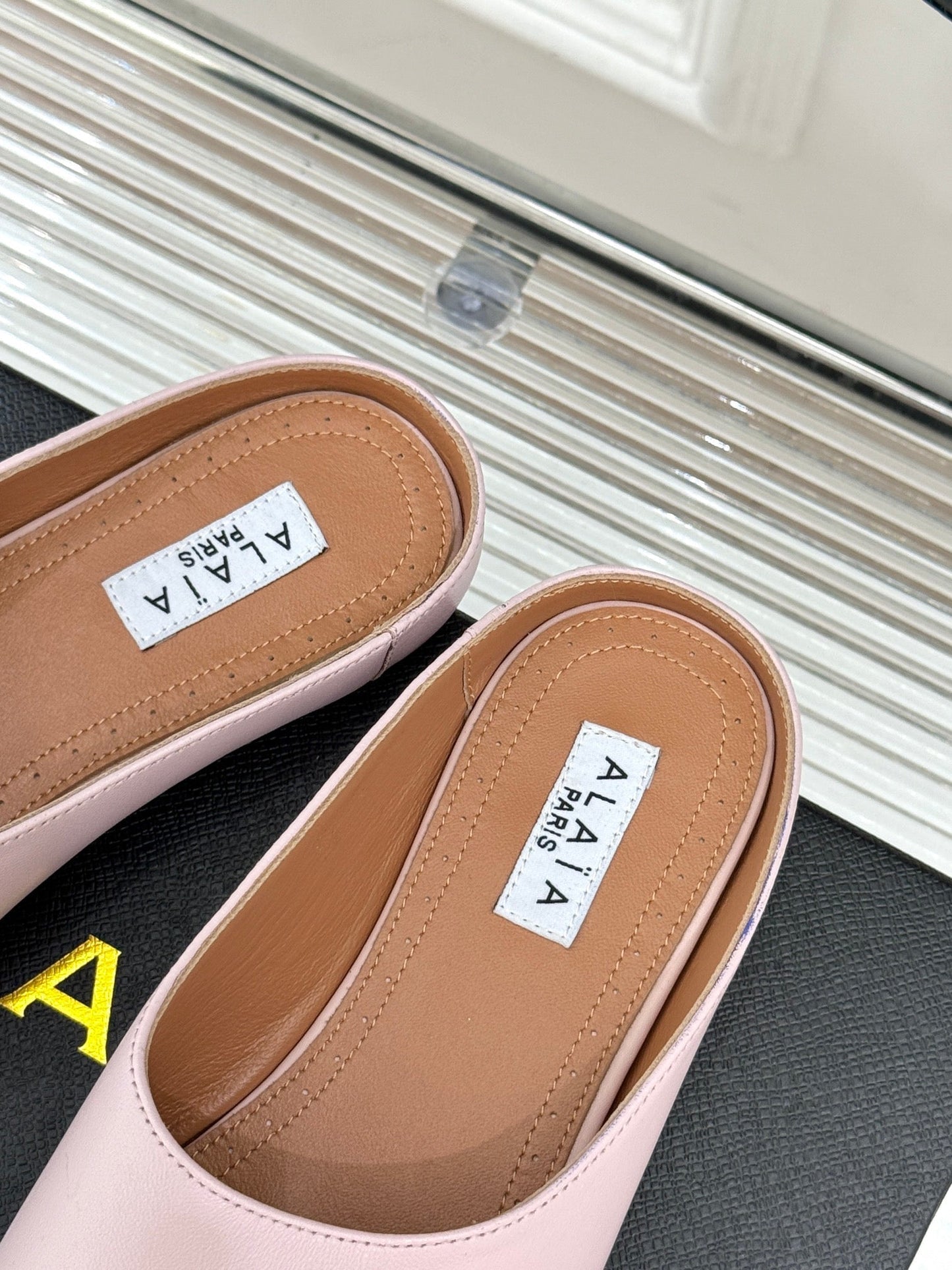 ALAIA FLAT MULE IN LIGHT PINK LAMBSKIN - 35