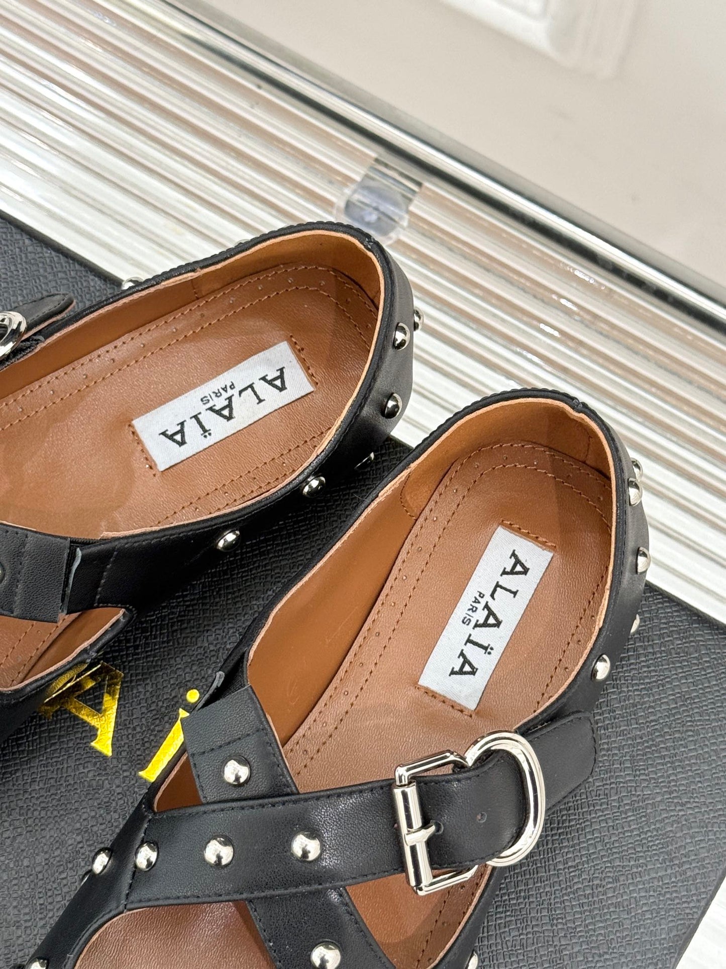 CROSSED STRAP BALLET FLATS IN BLACK CALFSKIN - 35