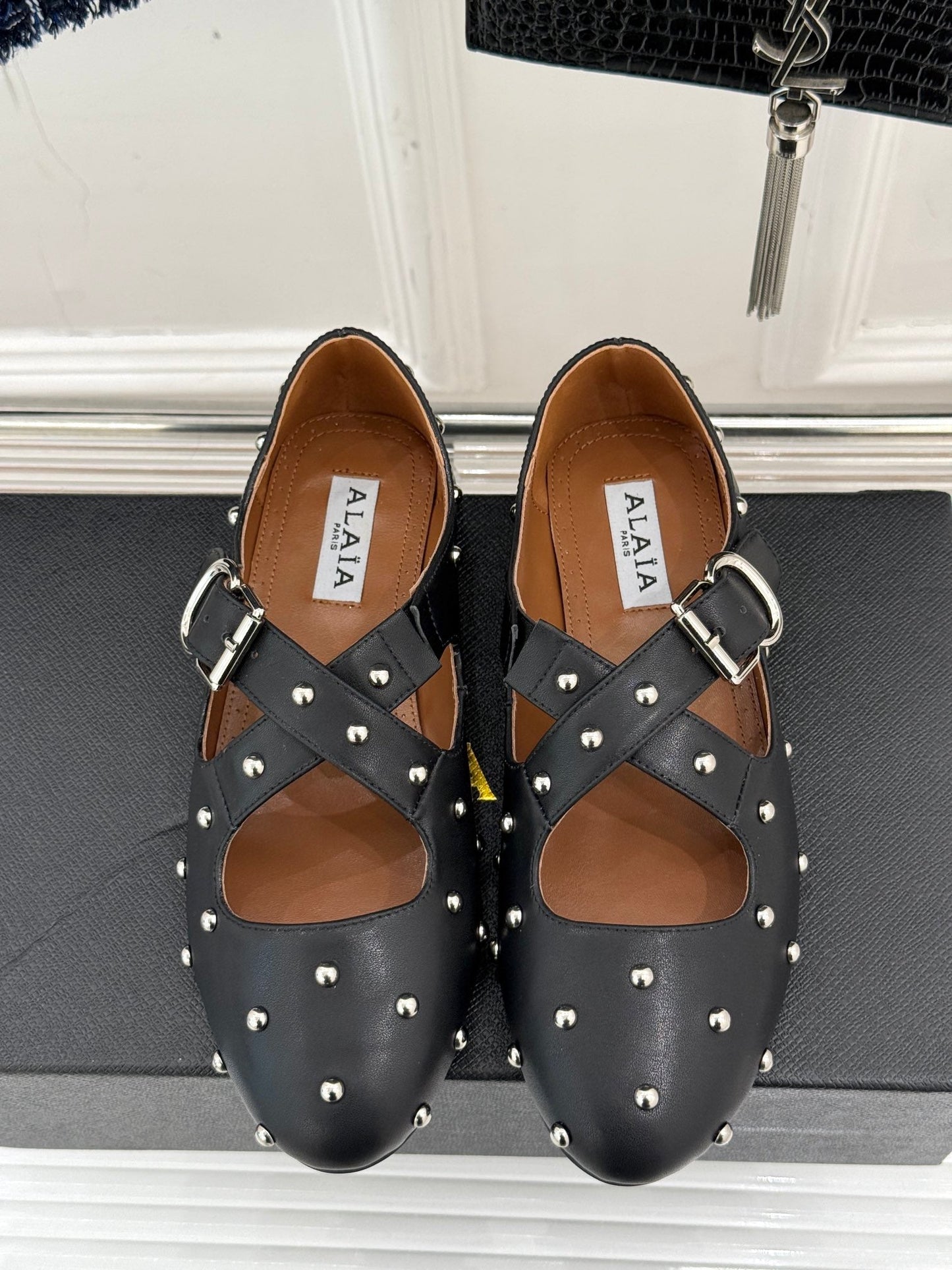 CROSSED STRAP BALLET FLATS IN BLACK CALFSKIN - 35