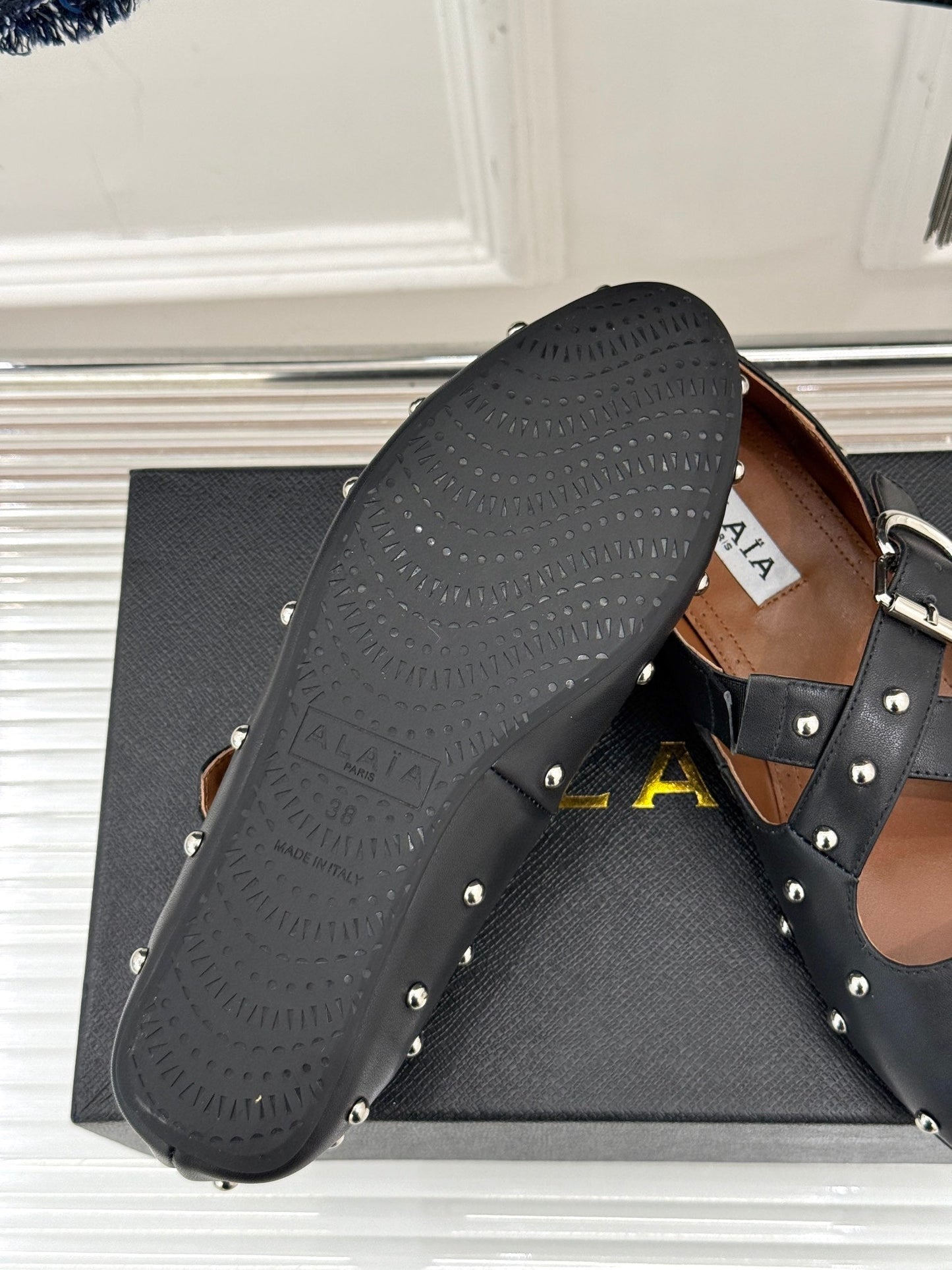 CROSSED STRAP BALLET FLATS IN BLACK CALFSKIN - 35