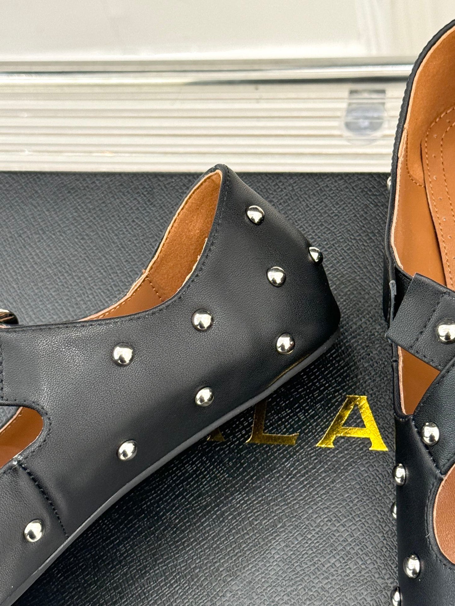 CROSSED STRAP BALLET FLATS IN BLACK CALFSKIN - 35