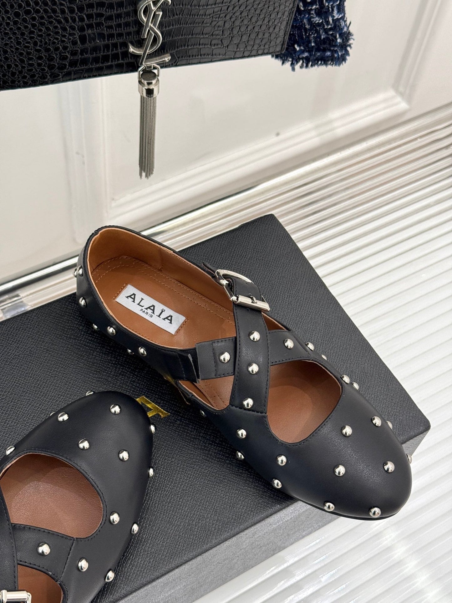CROSSED STRAP BALLET FLATS IN BLACK CALFSKIN - 35