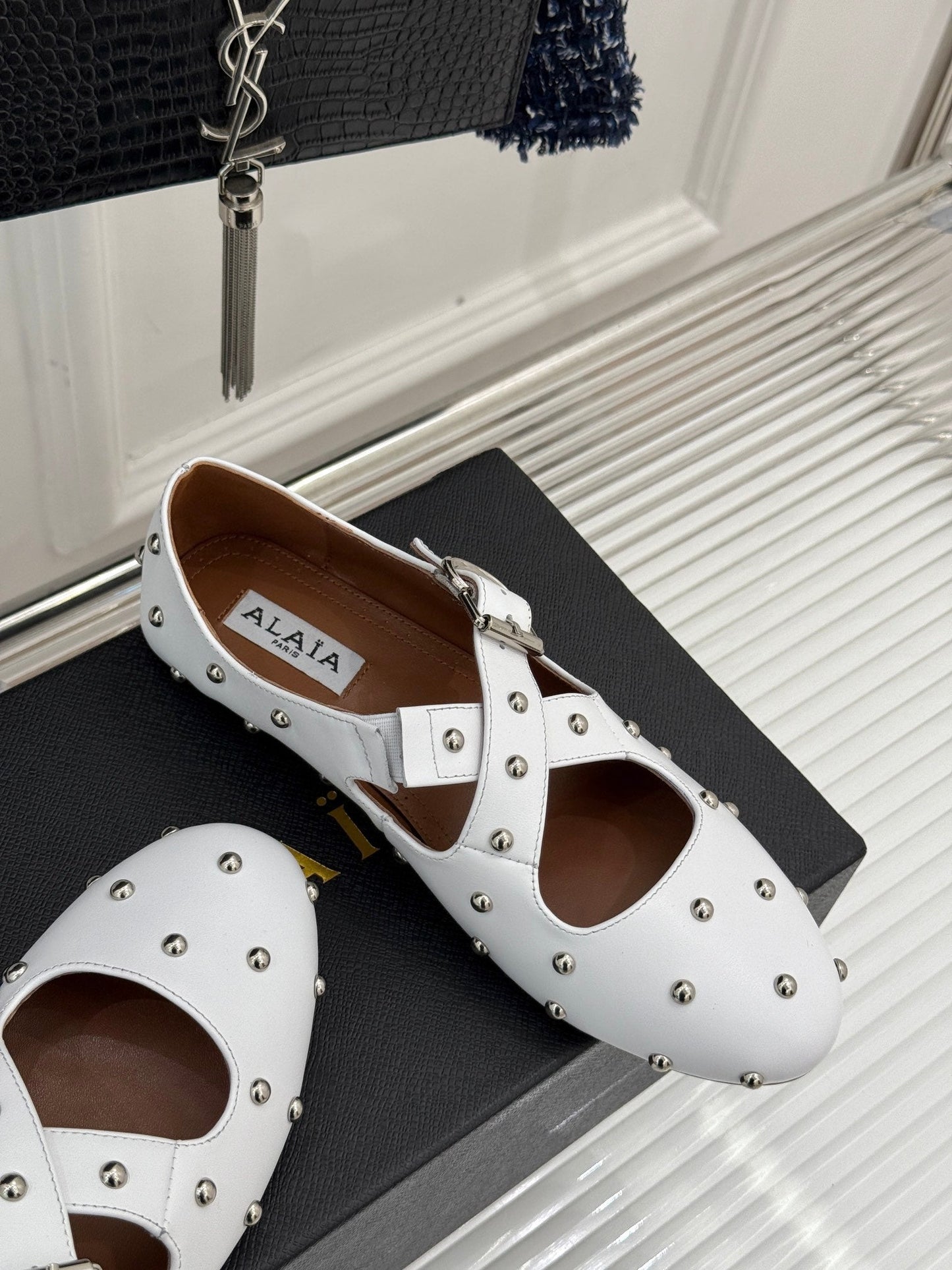 CROSSED STRAP BALLET FLATS IN WHITE CALFSKIN - 35