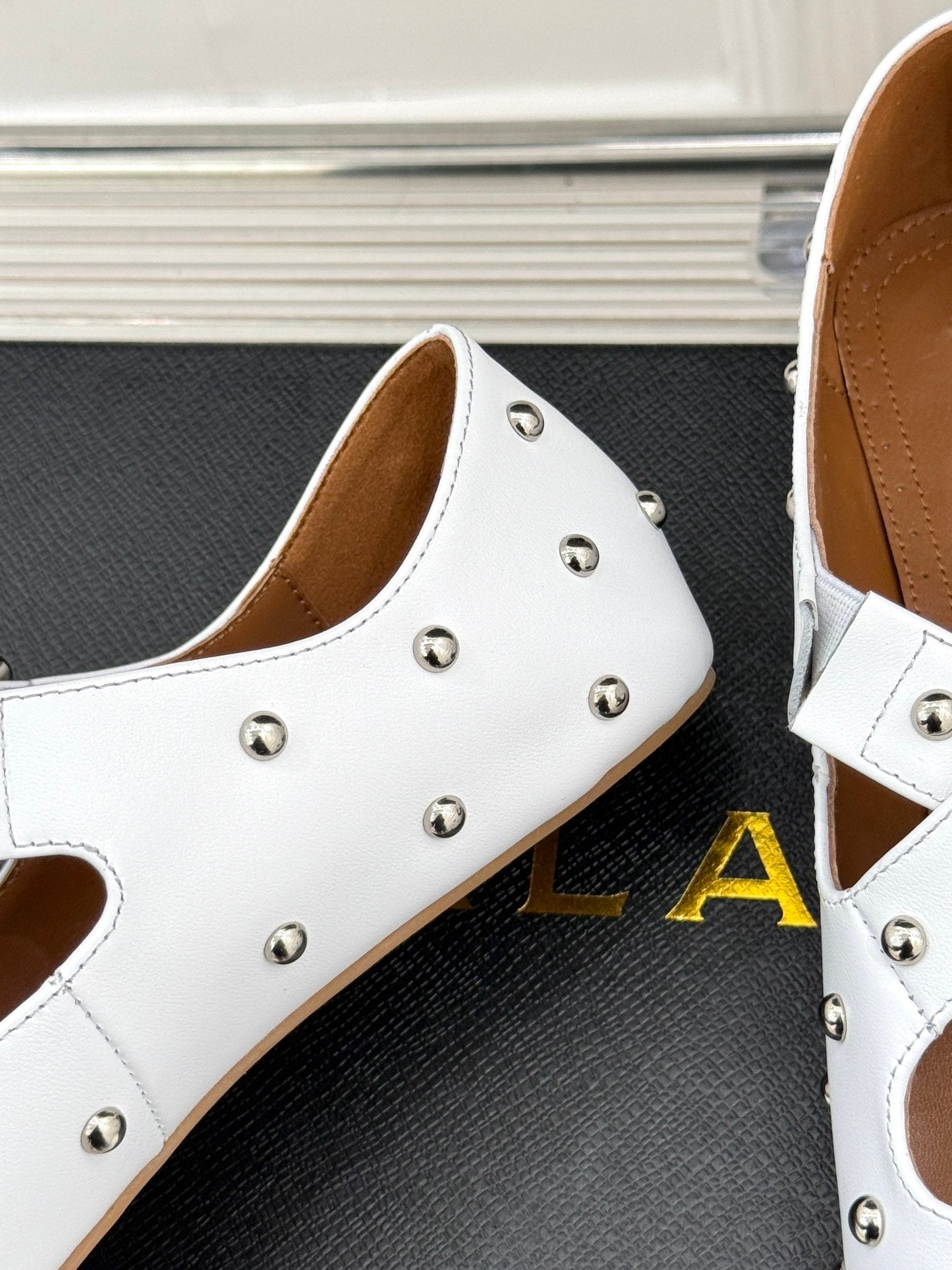 CROSSED STRAP BALLET FLATS IN WHITE CALFSKIN - 35
