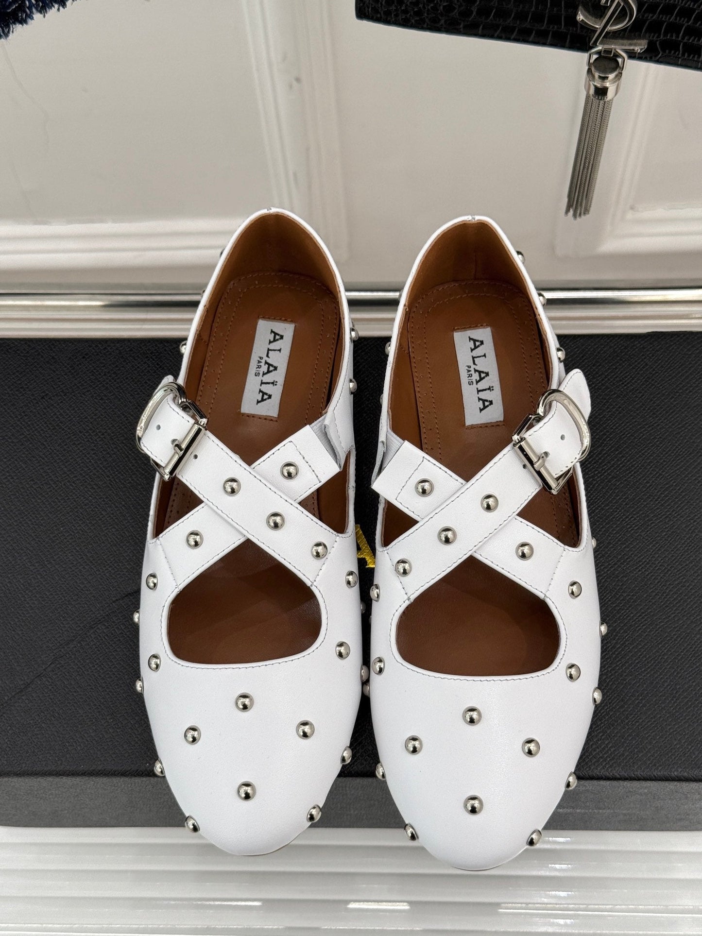 CROSSED STRAP BALLET FLATS IN WHITE CALFSKIN - 35