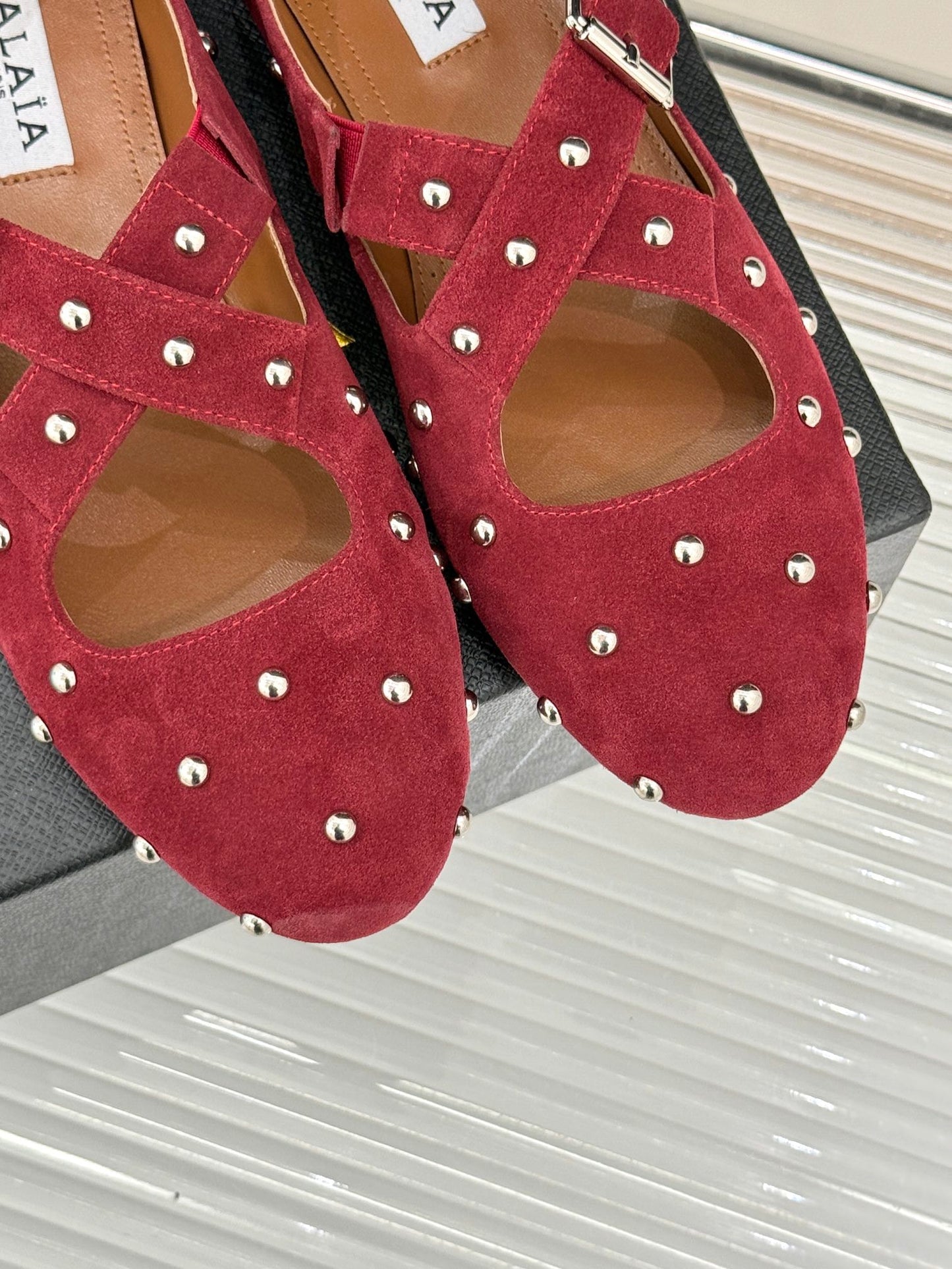 CROSSED STRAP BALLET FLATS IN BERRY RED SUEDE - 35