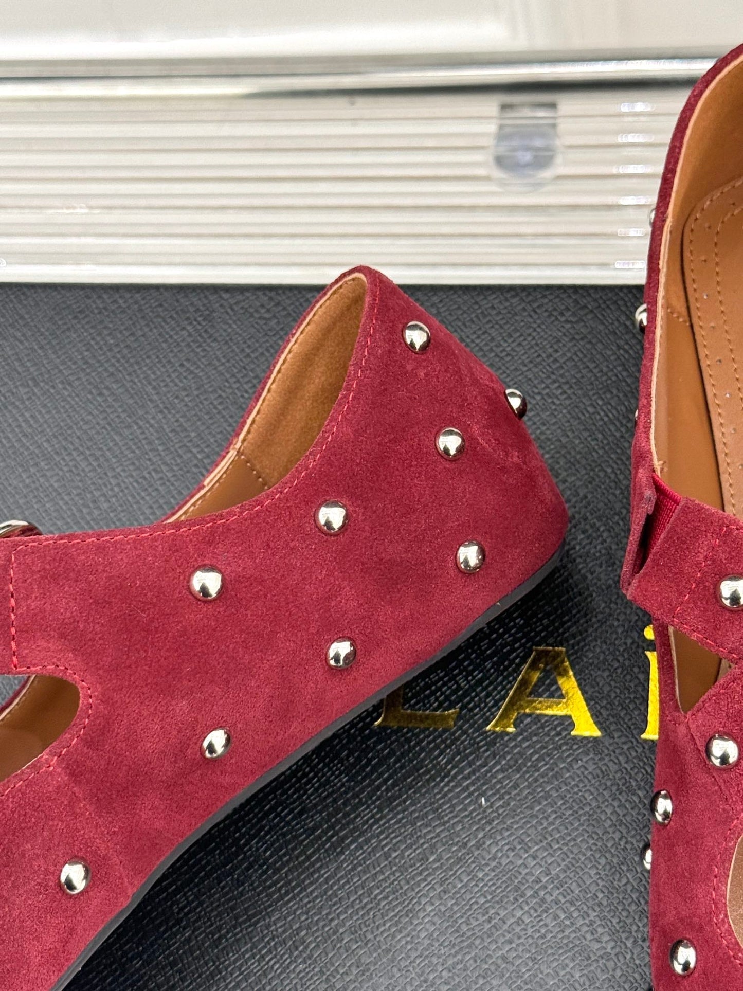 CROSSED STRAP BALLET FLATS IN BERRY RED SUEDE - 35