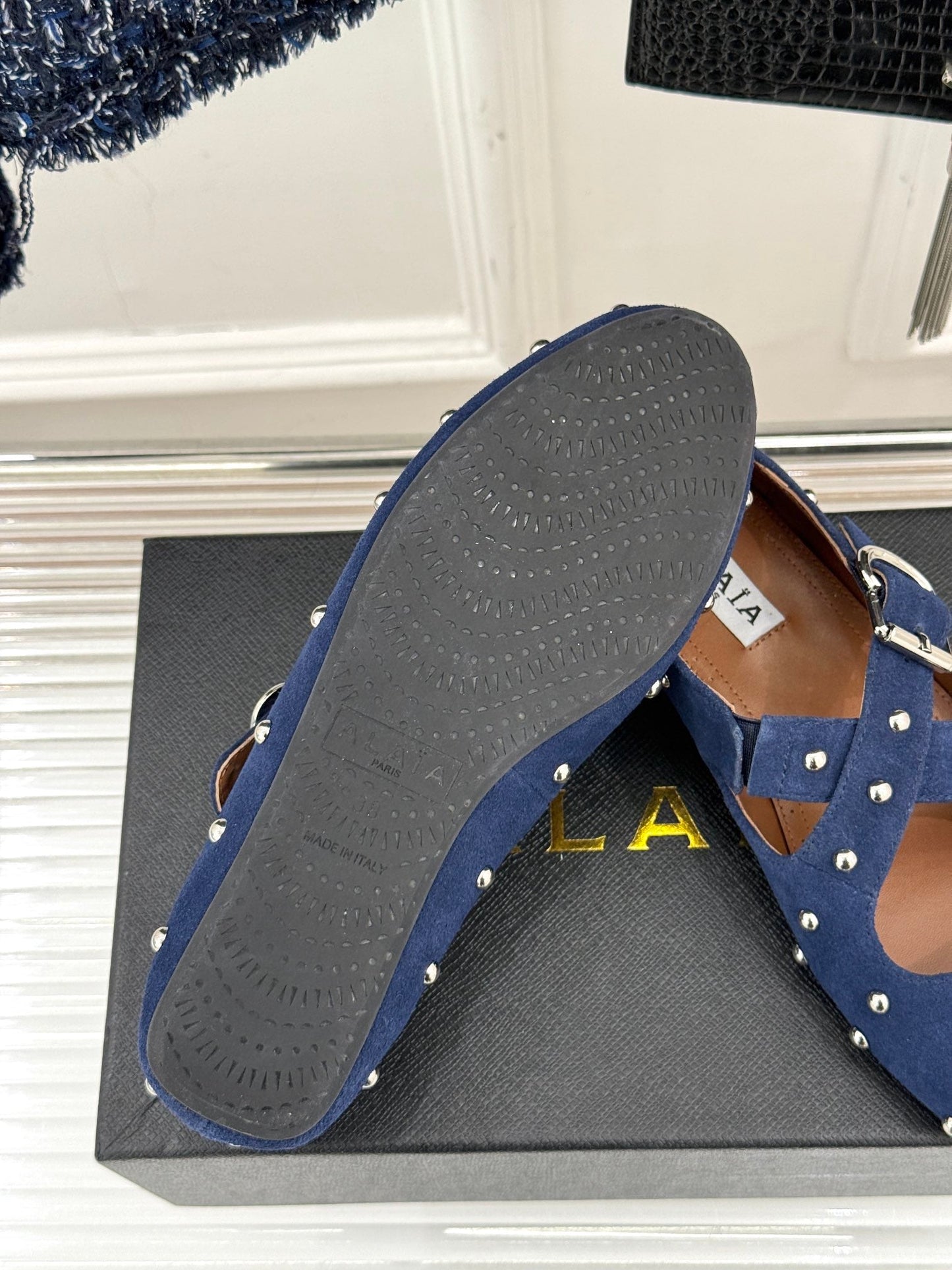CROSSED STRAP BALLET FLATS IN NAVY BLUE SUEDE - 35
