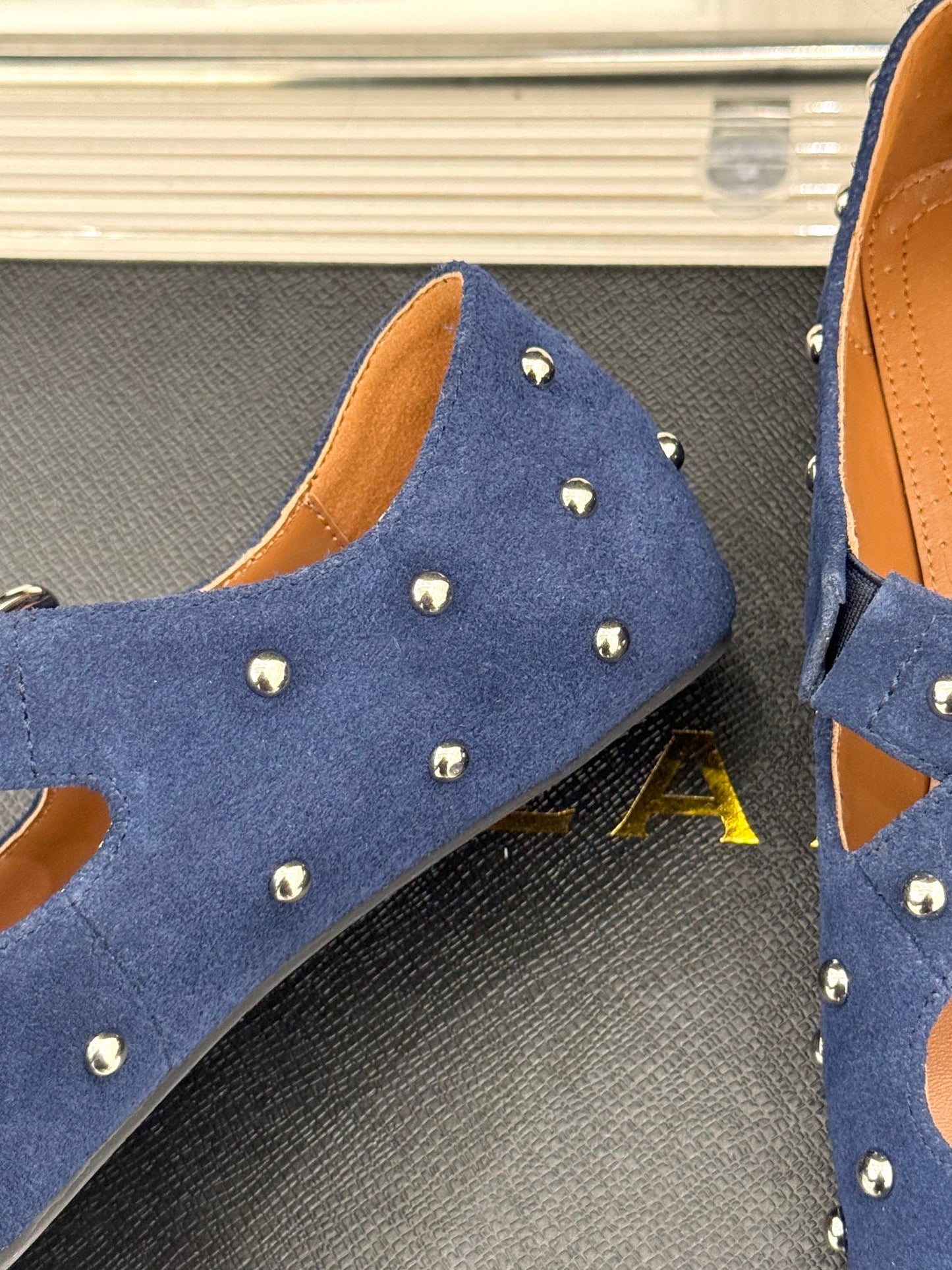 CROSSED STRAP BALLET FLATS IN NAVY BLUE SUEDE - 35
