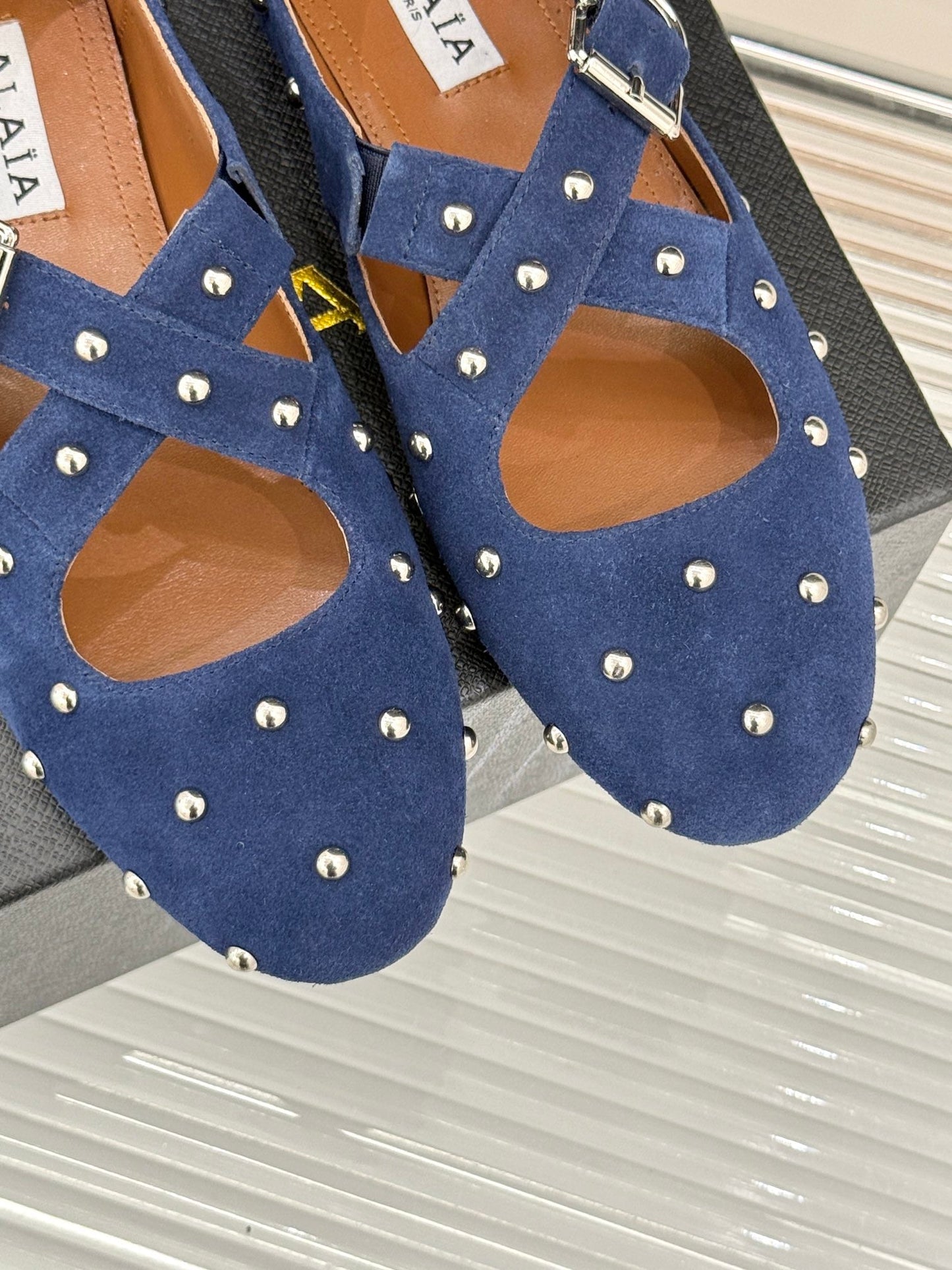 CROSSED STRAP BALLET FLATS IN NAVY BLUE SUEDE - 35