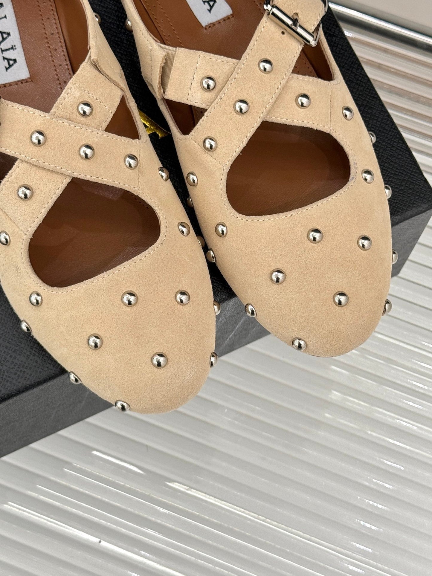 CROSSED STRAP BALLET FLATS IN TUSCAN BEIGE SUEDE - 35