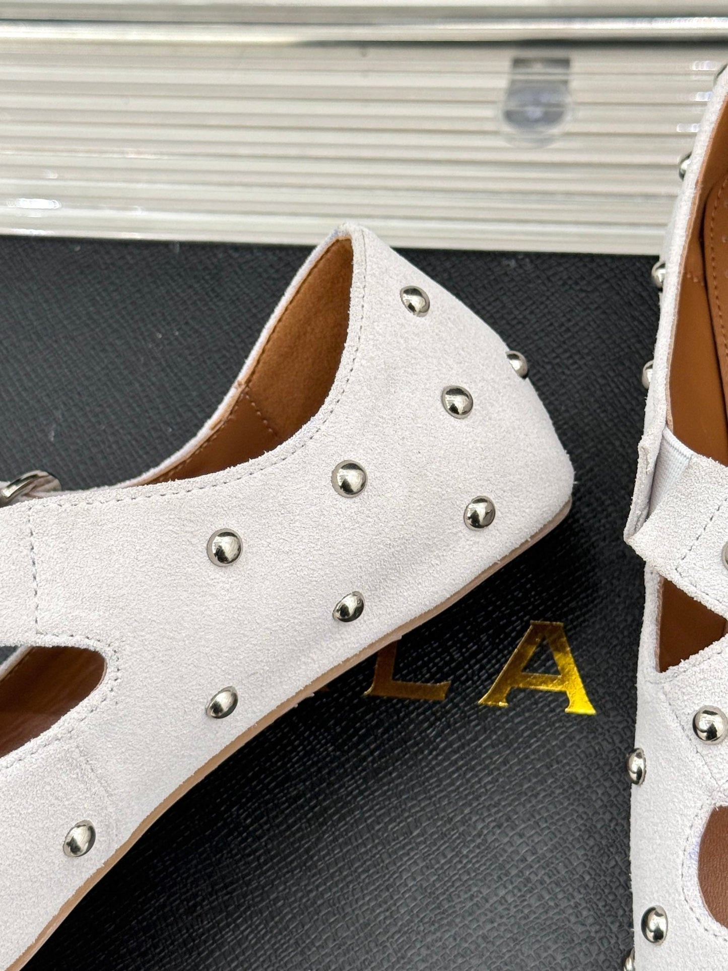 CROSSED STRAP BALLET FLATS IN WHITE SUEDE - 35