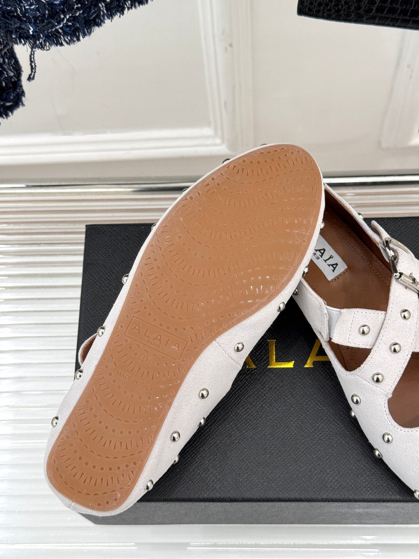 CROSSED STRAP BALLET FLATS IN WHITE SUEDE - 35