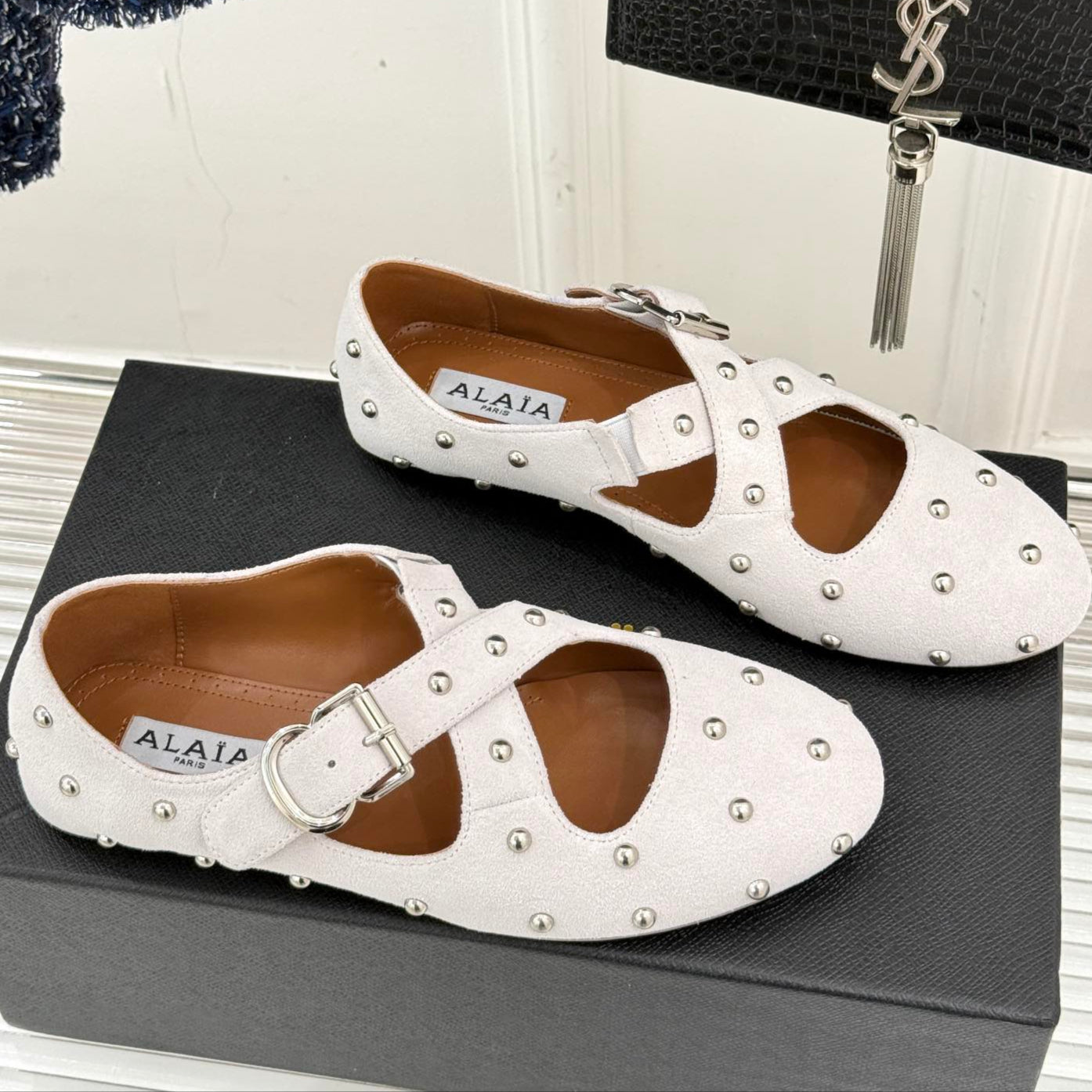 CROSSED STRAP BALLET FLATS IN WHITE SUEDE - 35