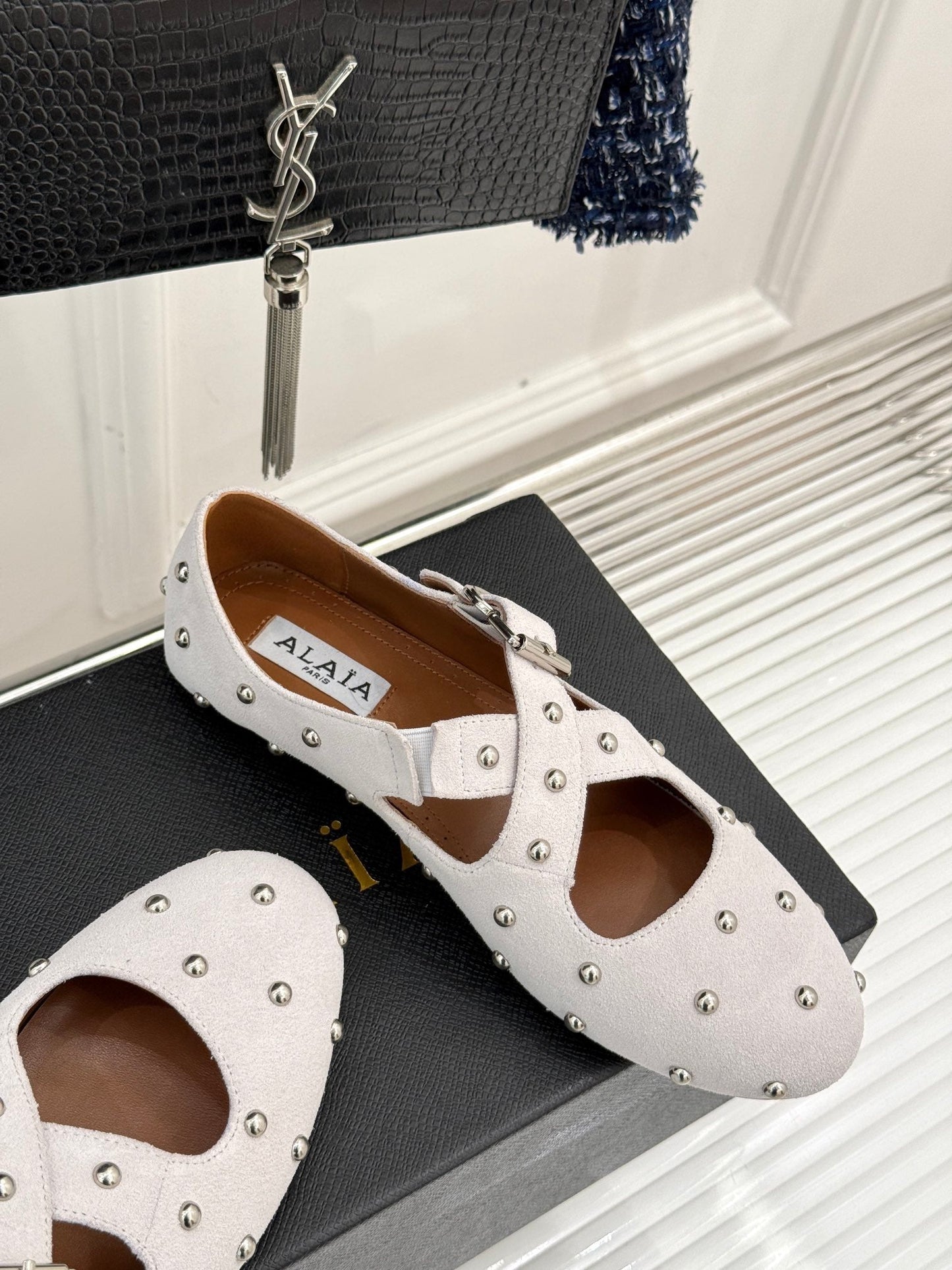 CROSSED STRAP BALLET FLATS IN WHITE SUEDE - 35
