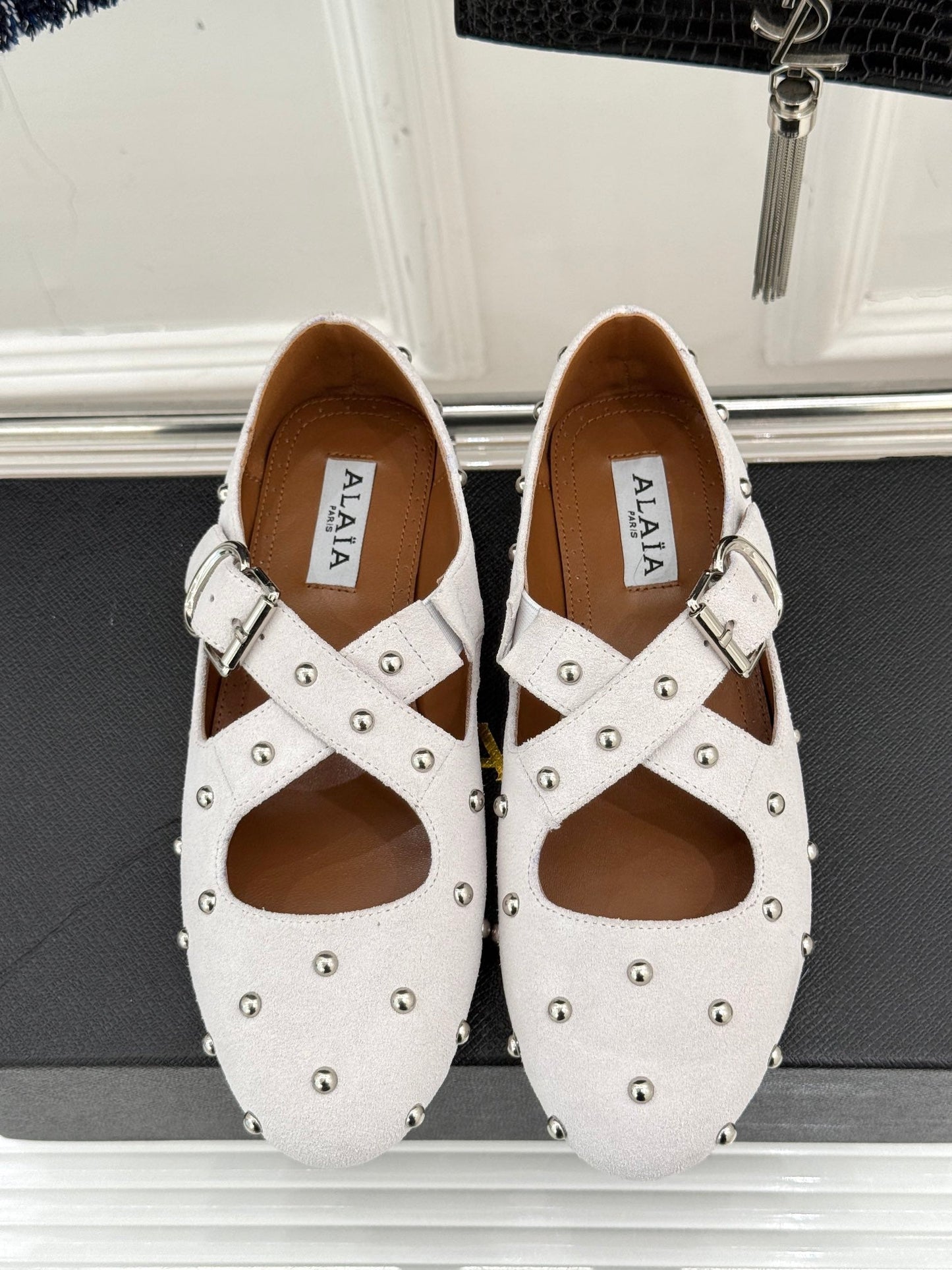 CROSSED STRAP BALLET FLATS IN WHITE SUEDE - 35
