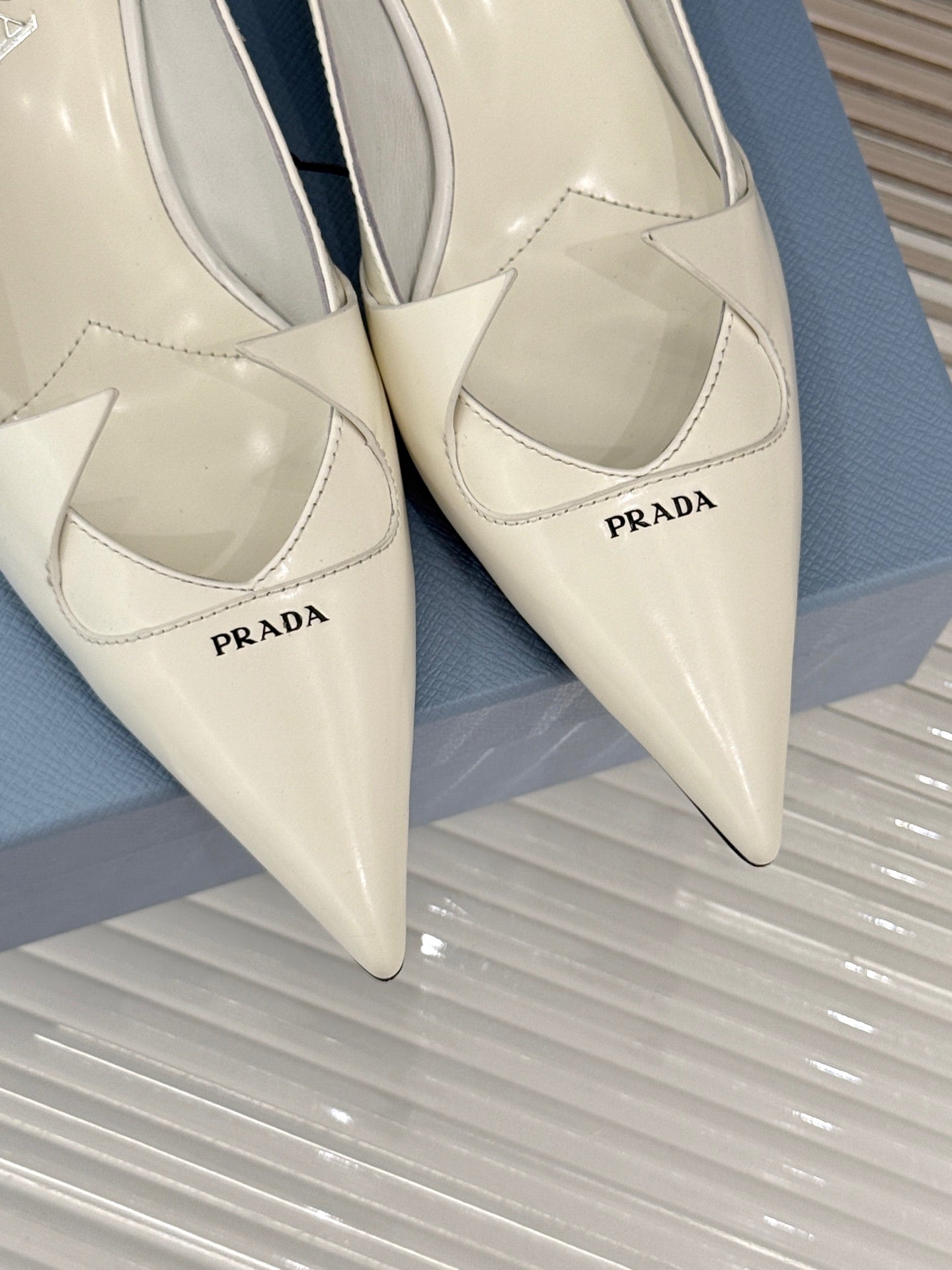 KITTEN HEEL PUMPS IN WHITE CALFSKIN - 35