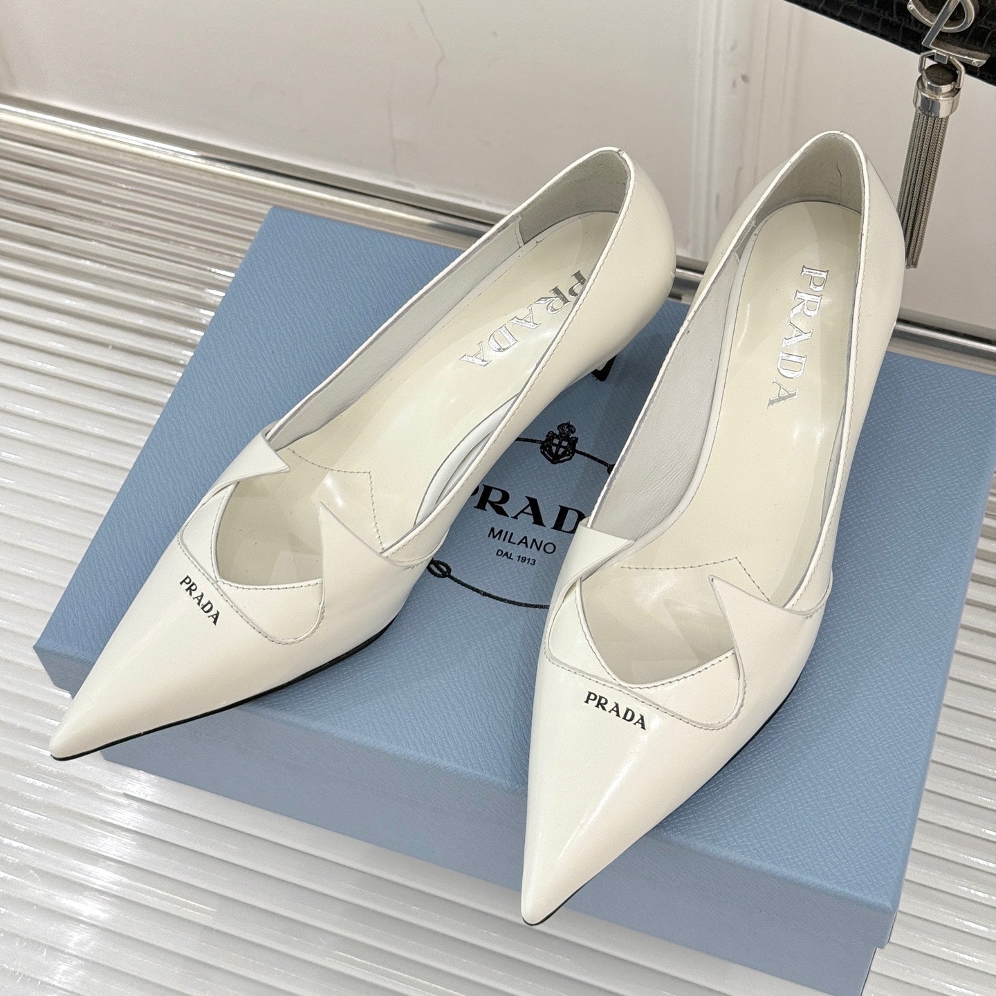 KITTEN HEEL PUMPS IN WHITE CALFSKIN - 35