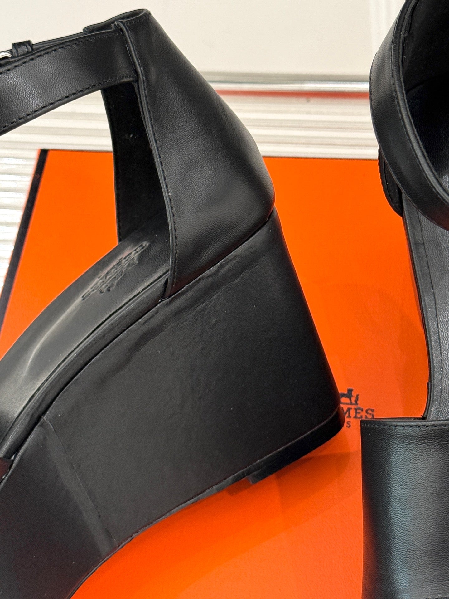 ILLUSION 35 SANDAL IN BLACK CALFSKIN - 35