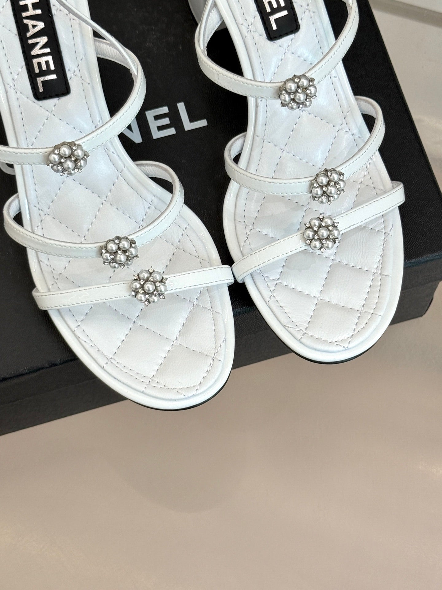 HIGH HEELS SANDAL IN WHITE LAMBSKIN PEARL FLOWERS - 35