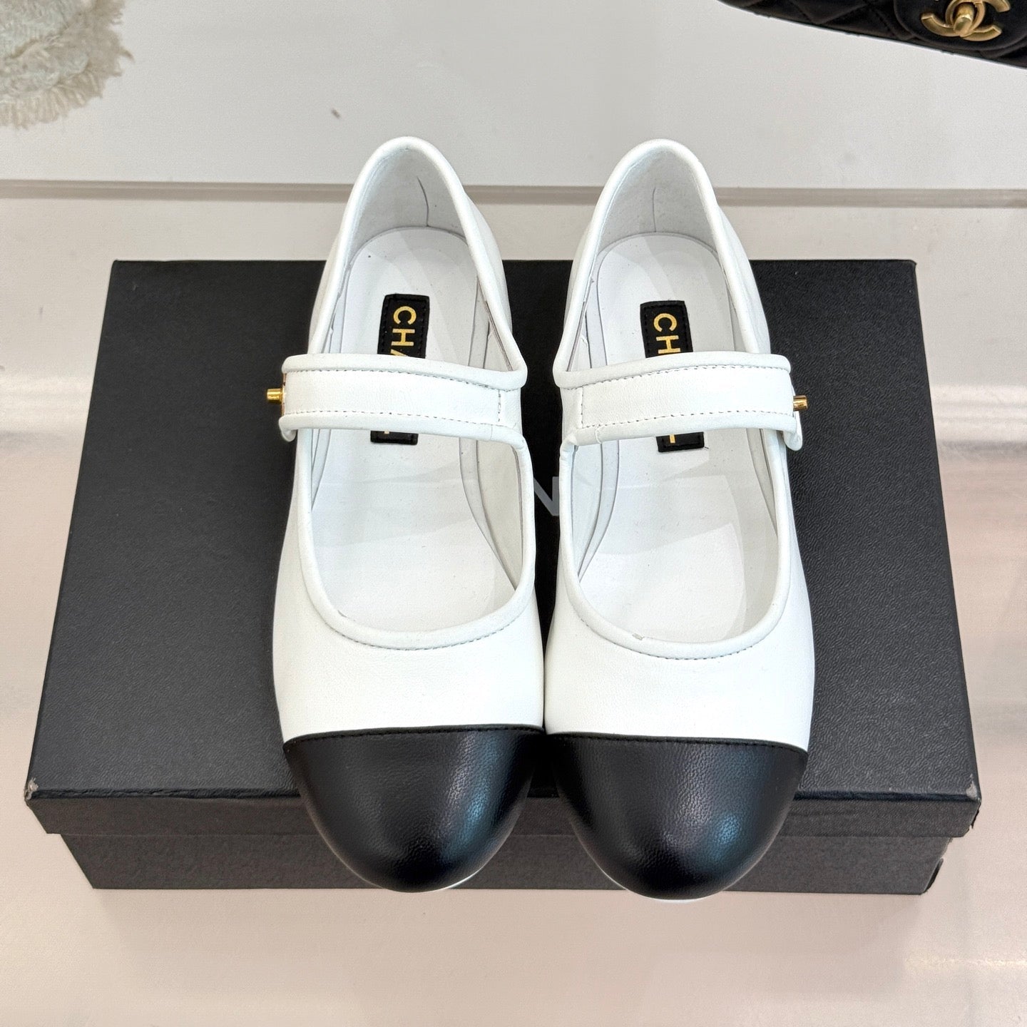 FLAT SHOES IN BLACK AND WHITE LAMBSKIN GOLD HARDWARE - 35