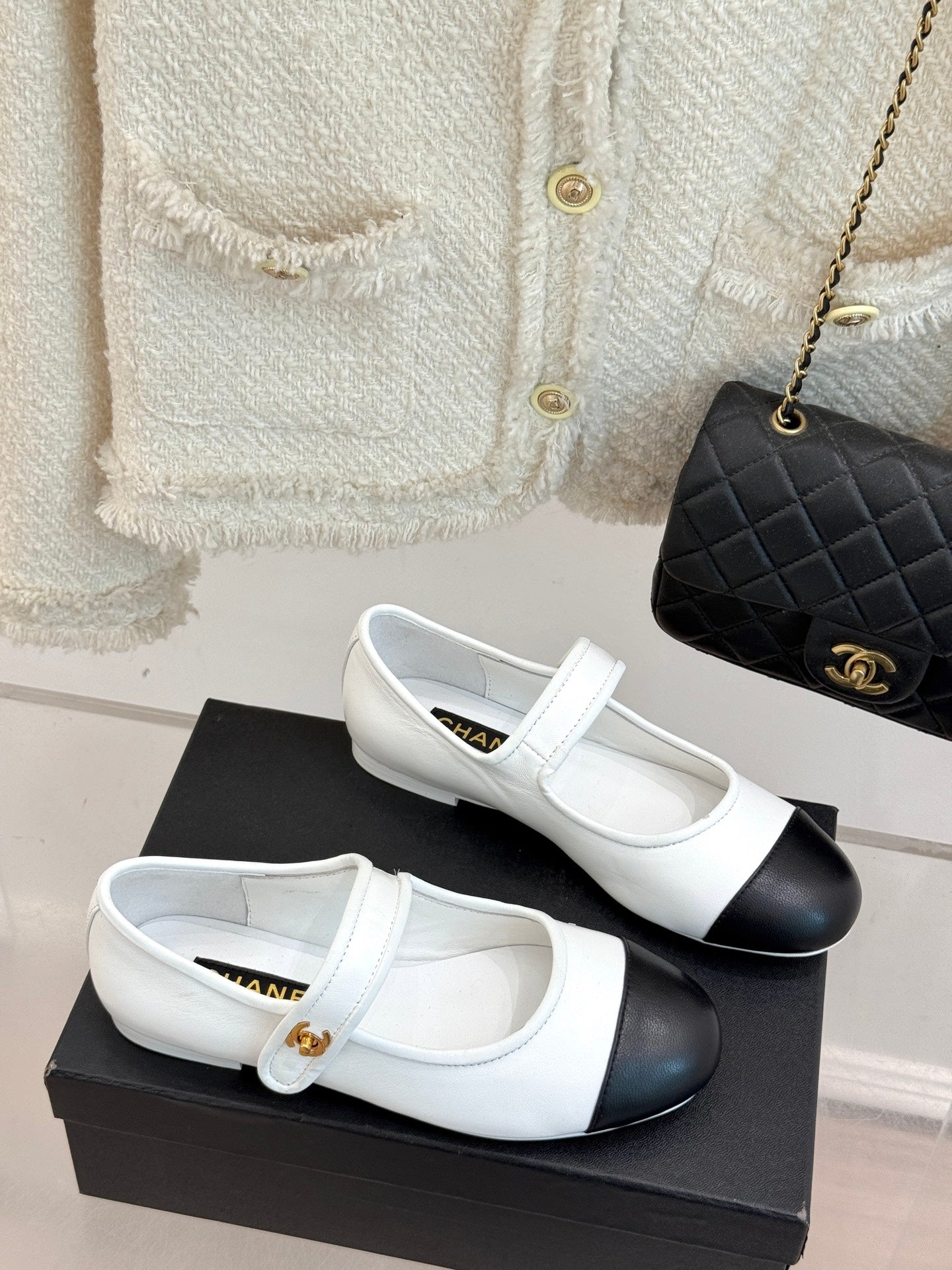 FLAT SHOES IN BLACK AND WHITE LAMBSKIN GOLD HARDWARE - 35