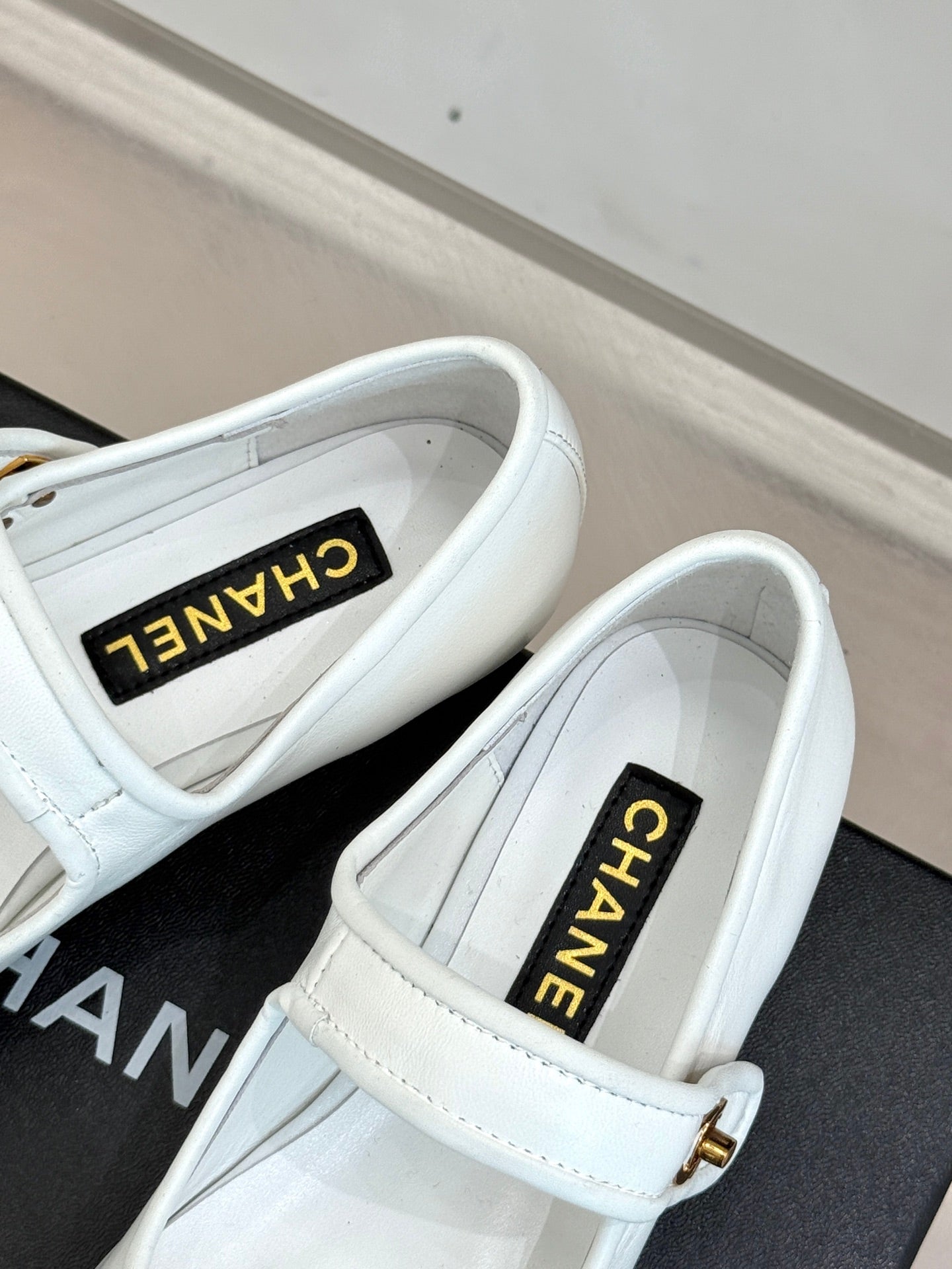 FLAT SHOES IN BLACK AND WHITE LAMBSKIN GOLD HARDWARE - 35