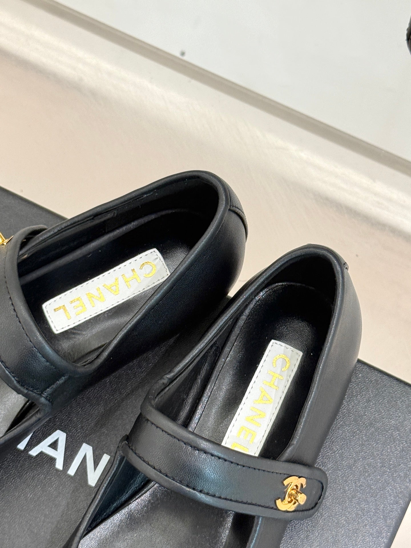 FLAT SHOES IN BLACK LAMBSKIN GOLD HARDWARE - 35
